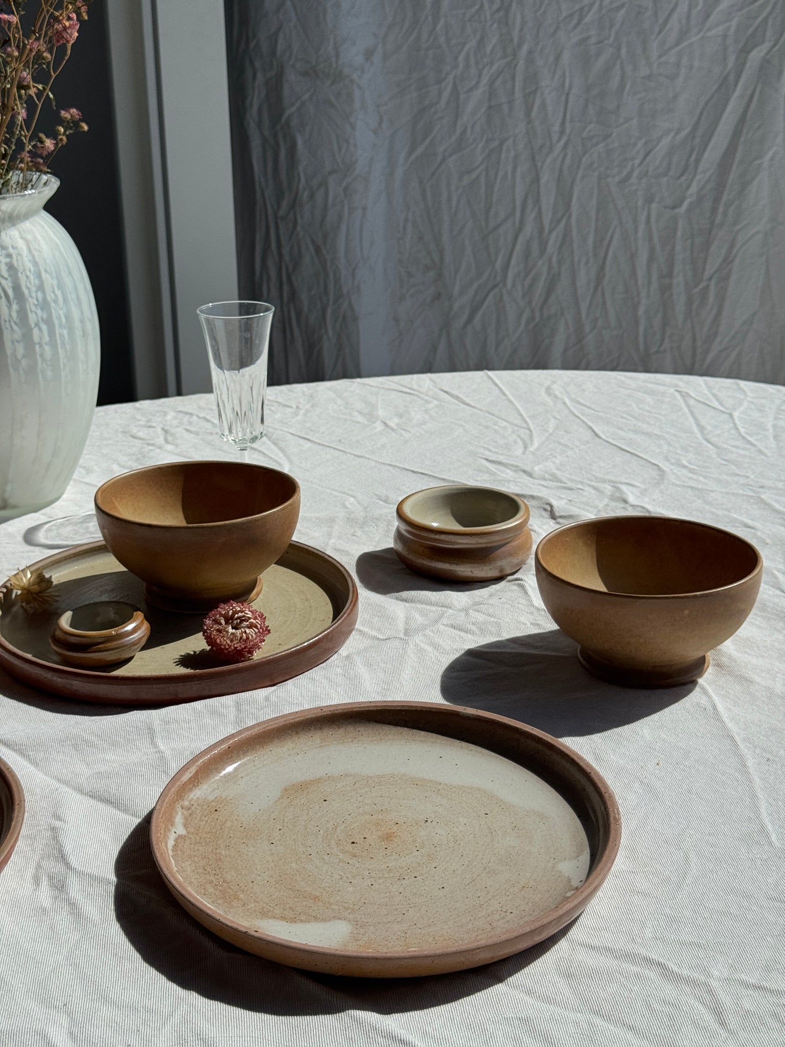 Lot de 11 assiettes en grès beige épais vintage D22,5