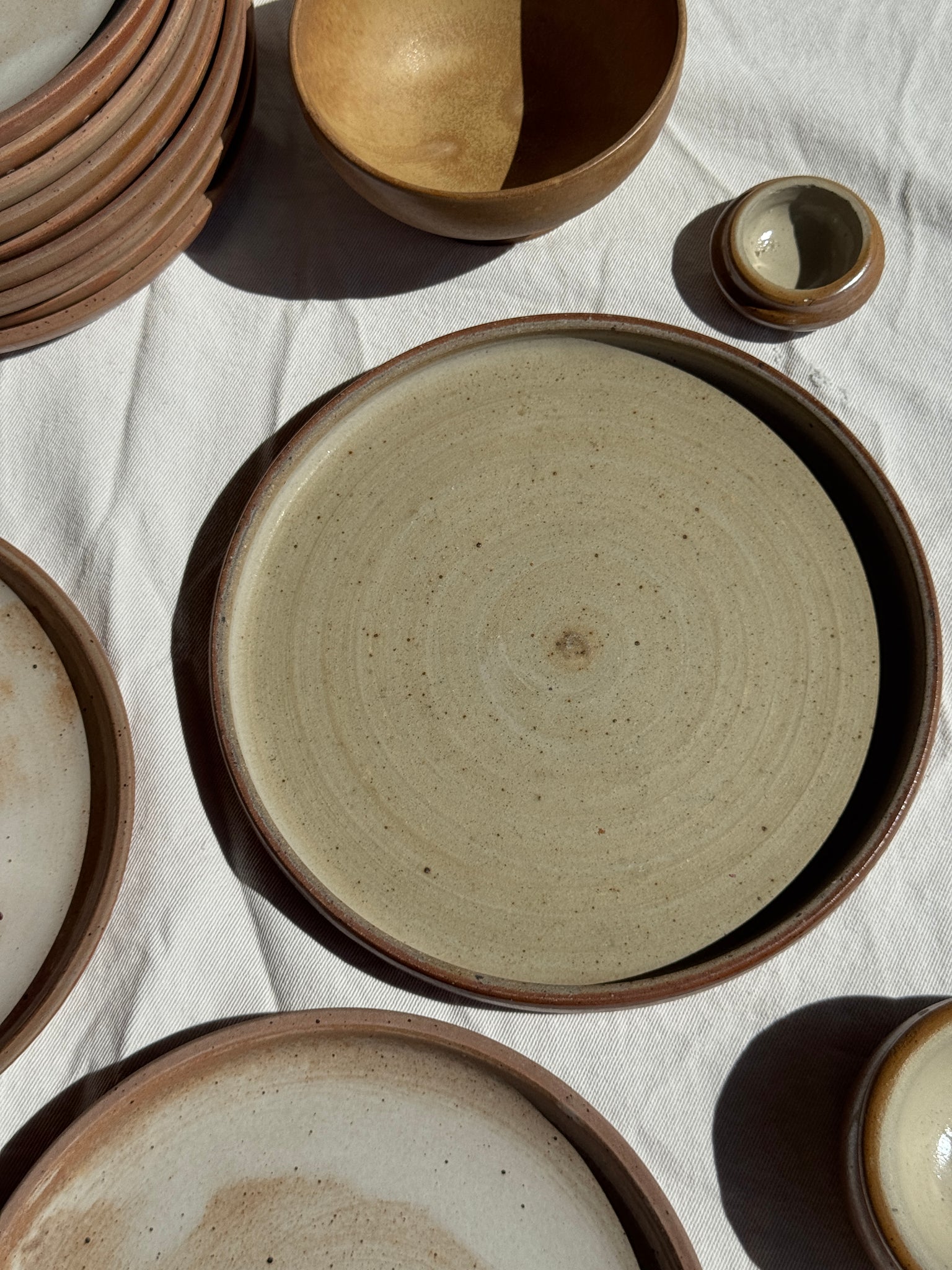Un plat ou une assiette en grès épais D23,5