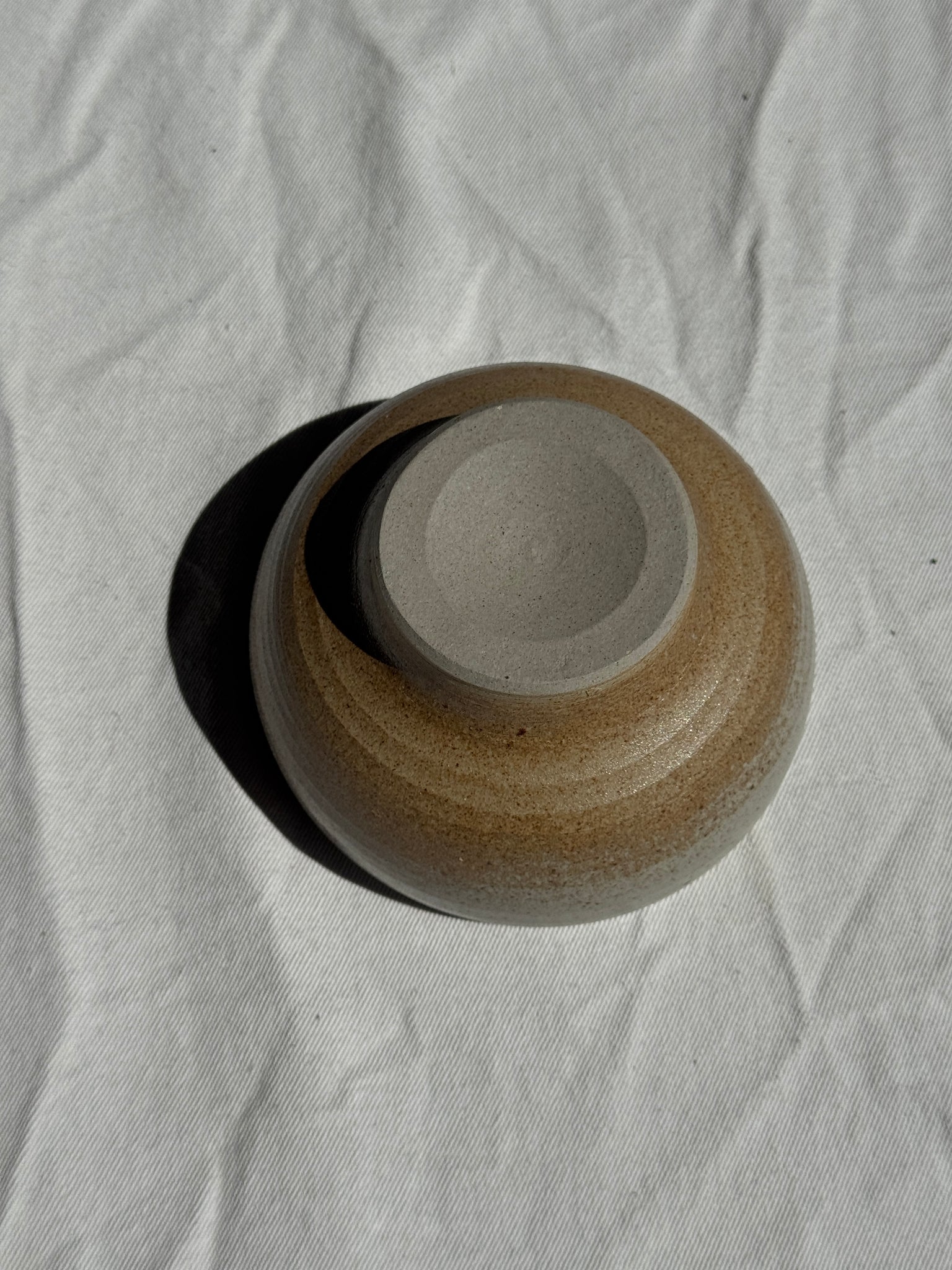Un petit bol en grès gris moucheté D13,5 H8