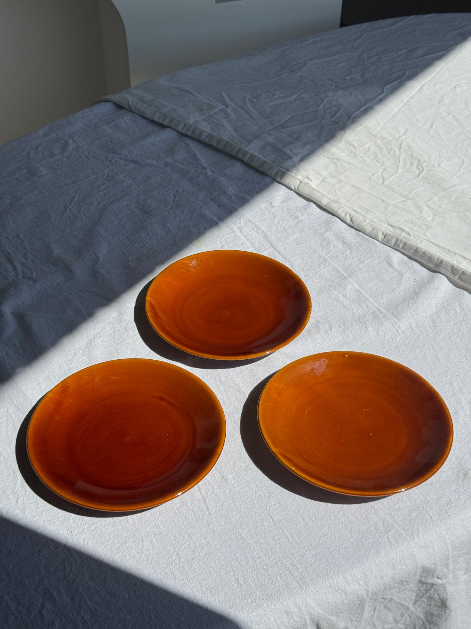 2 assiettes orange foncé vintage D 23,5