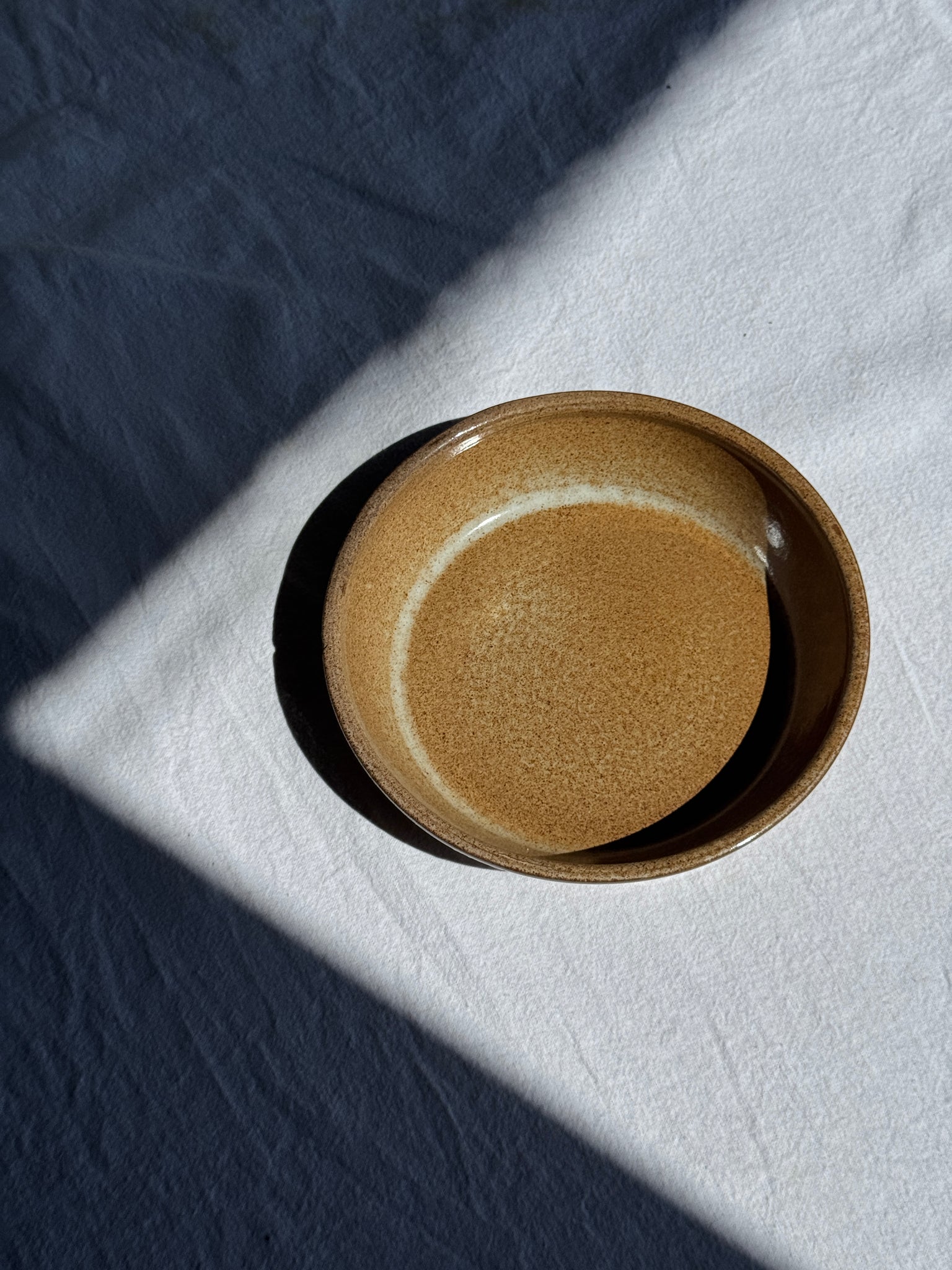 Un bol en grès massif à fond plat brun D18