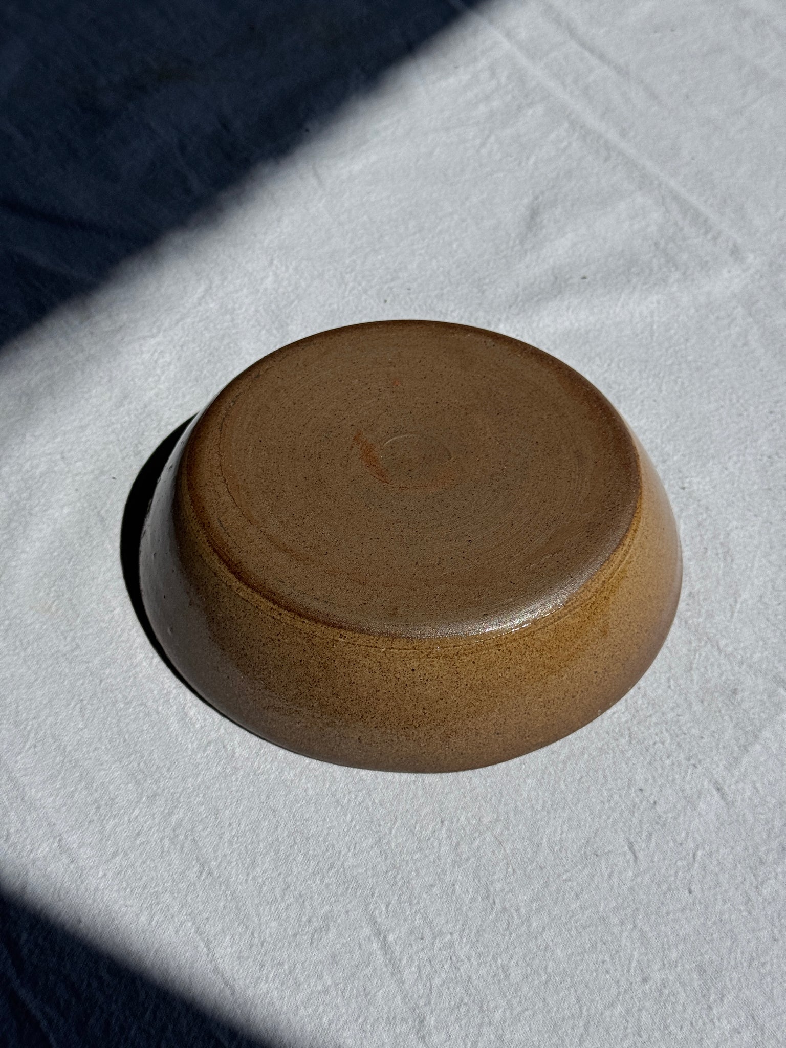 Un bol en grès massif à fond plat brun D18