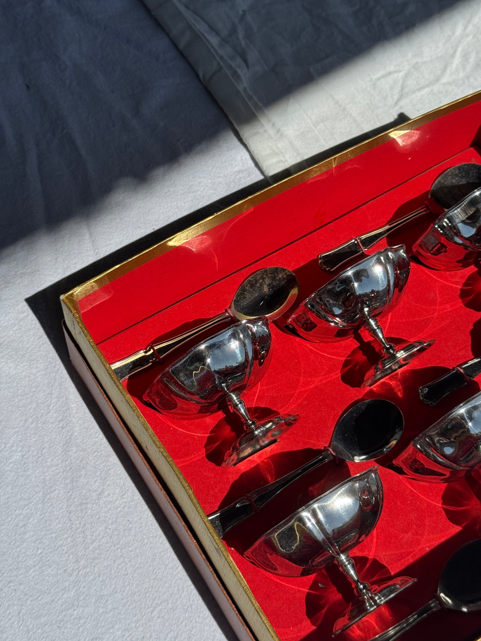Coffret vintage contenant 6 coupes à glace bistrot et 6 cuillères
