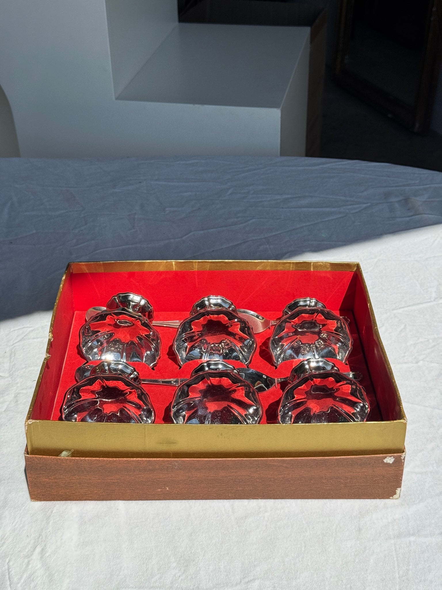 Coffret vintage contenant 6 coupes à glace bistrot et 6 cuillères