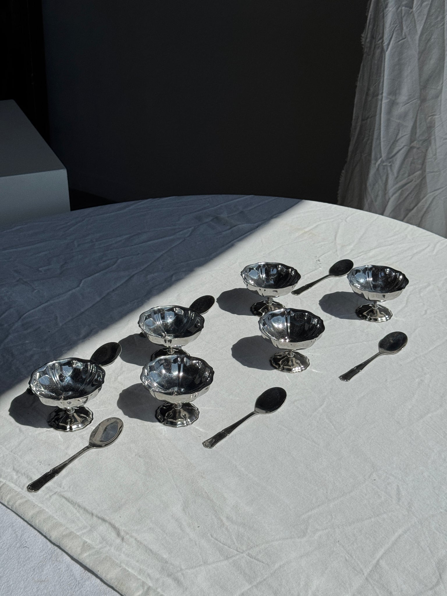 Coffret vintage contenant 6 coupes à glace bistrot et 6 cuillères
