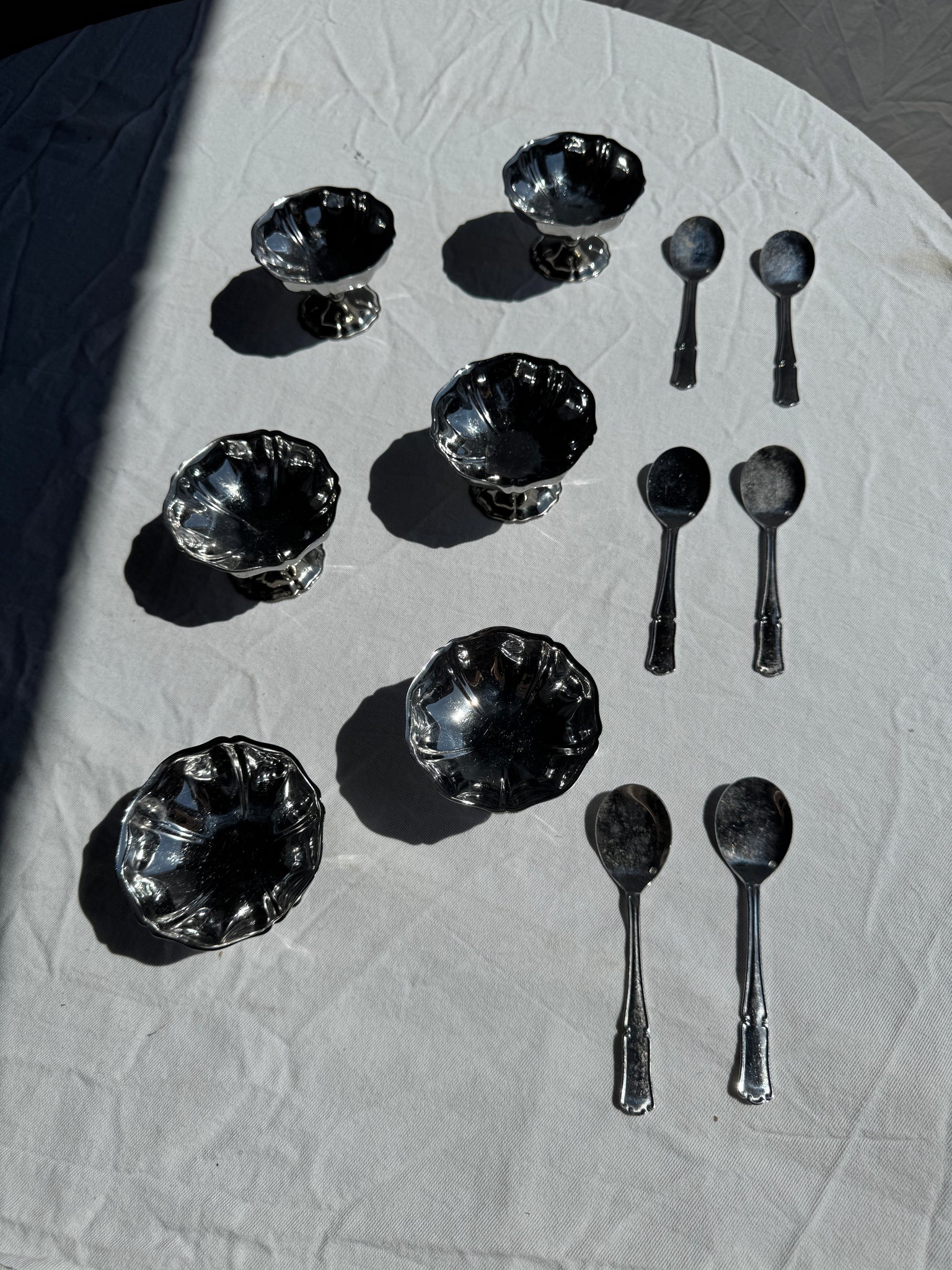 Coffret vintage contenant 6 coupes à glace bistrot et 6 cuillères