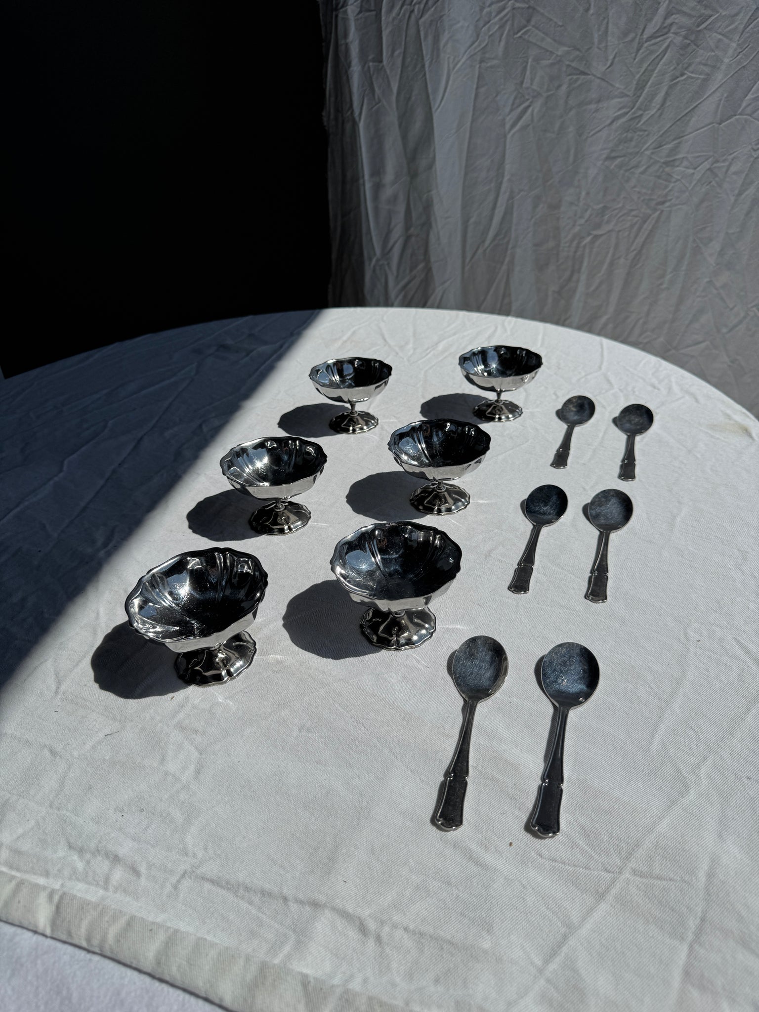 Coffret vintage contenant 6 coupes à glace bistrot et 6 cuillères
