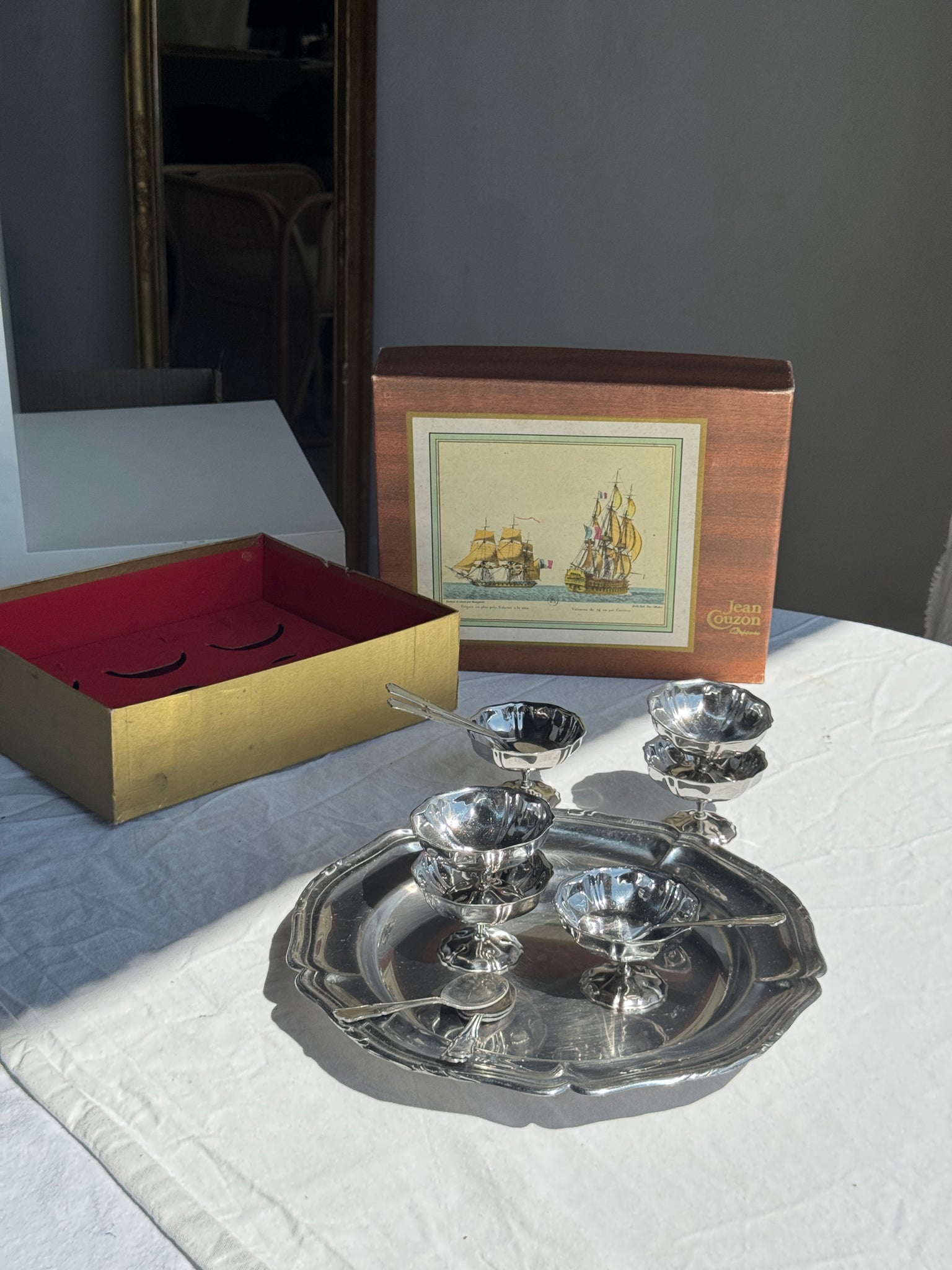 Plat de service en métal argenté circulaire fleur D32,5
