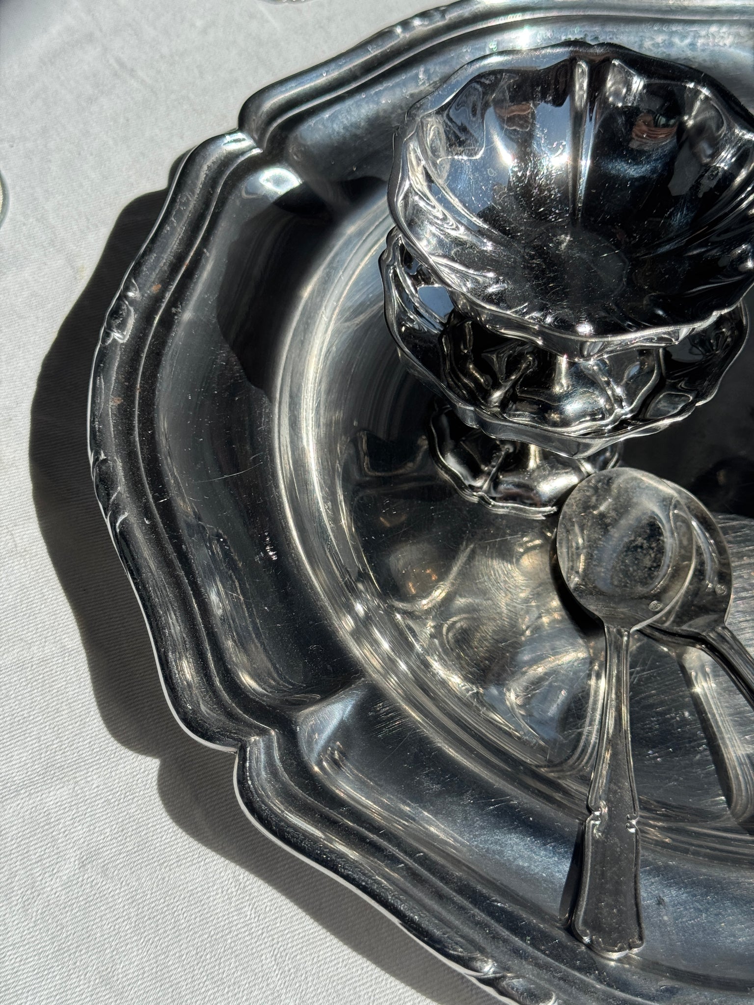 Plat de service en métal argenté circulaire fleur D32,5