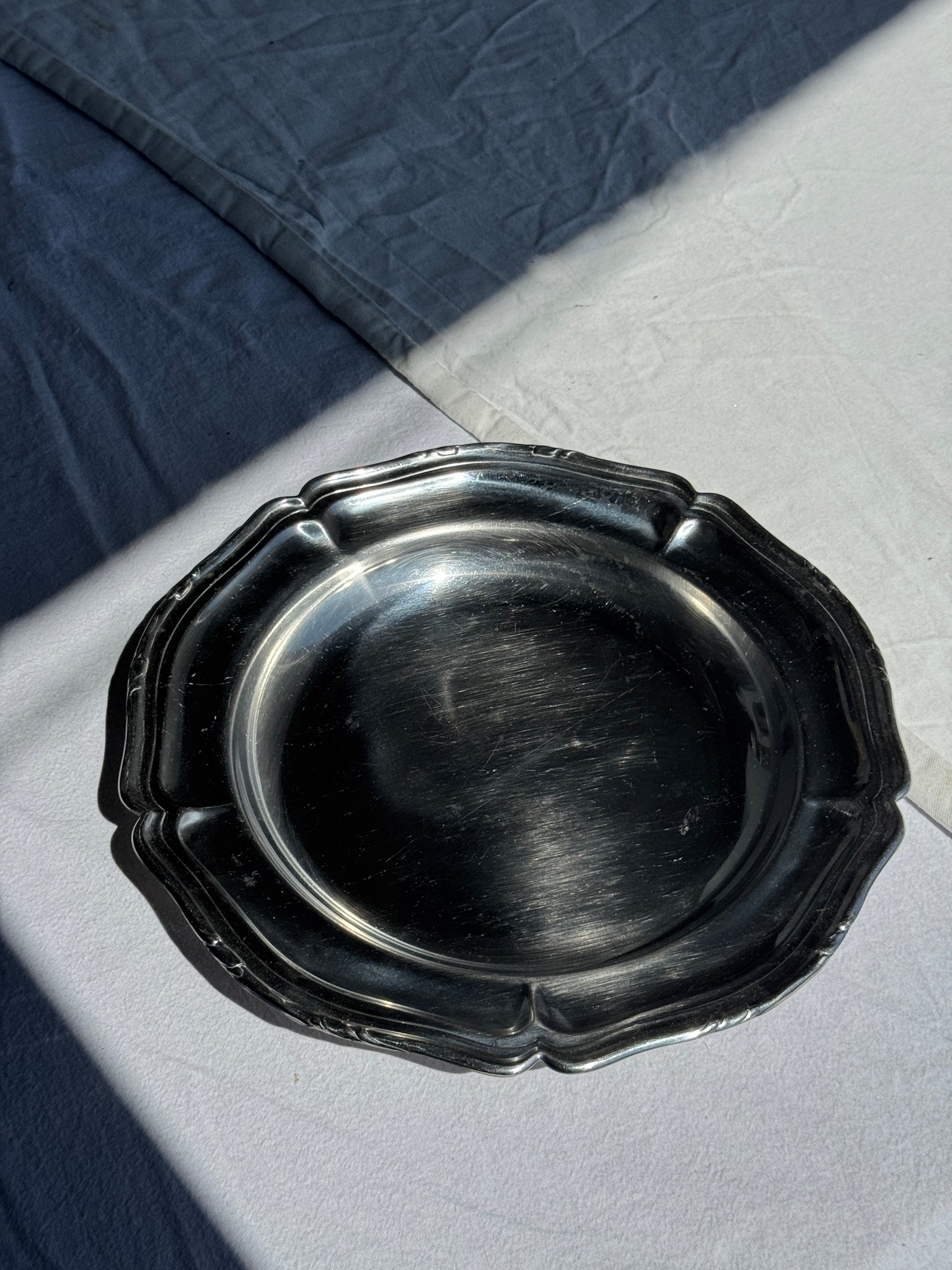 Plat de service en métal argenté circulaire fleur D32,5