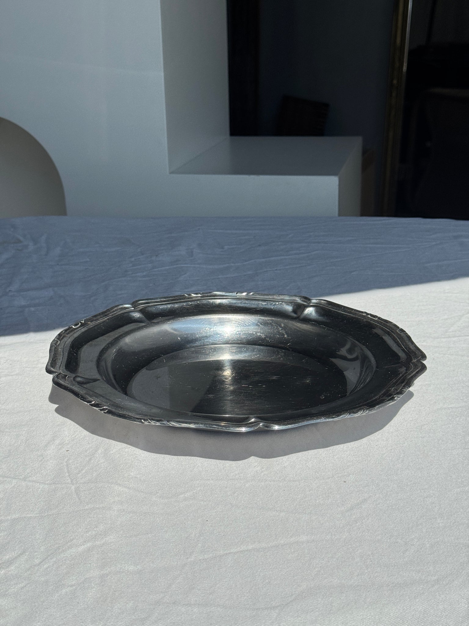 Plat de service en métal argenté circulaire fleur D32,5
