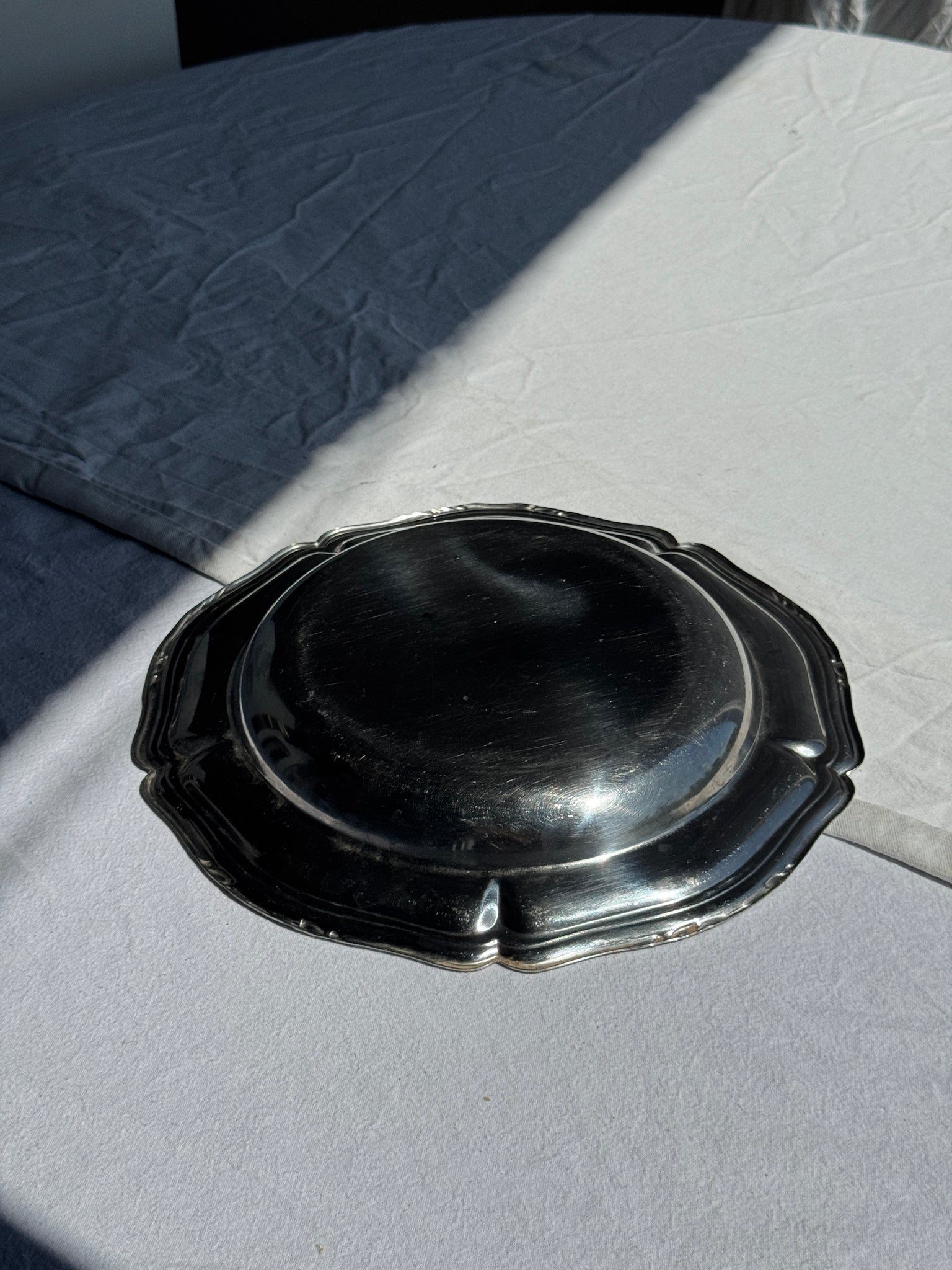 Plat de service en métal argenté circulaire fleur D32,5