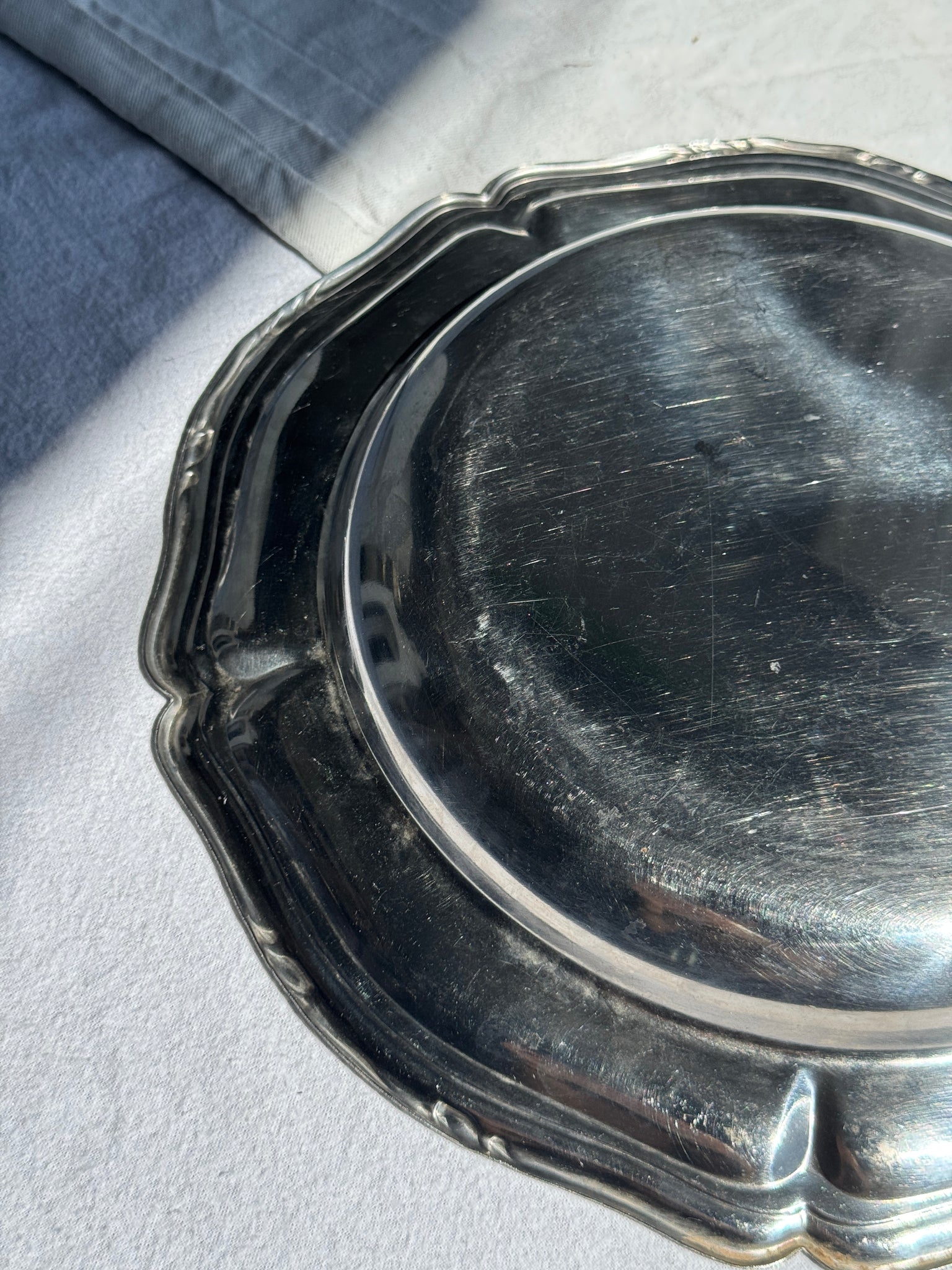 Plat de service en métal argenté circulaire fleur D32,5