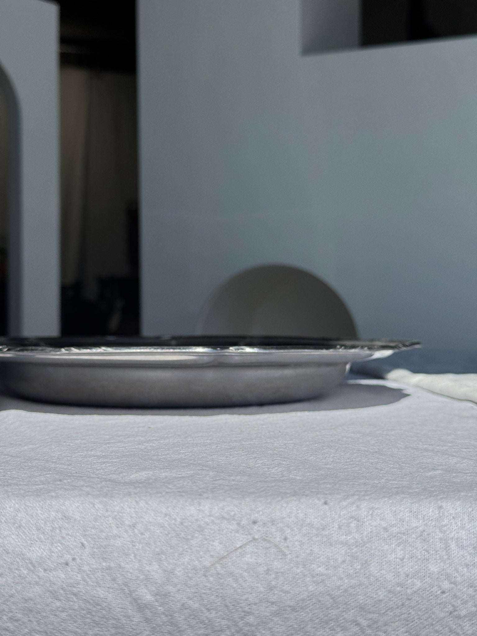 Plat de service en métal argenté circulaire fleur D32,5