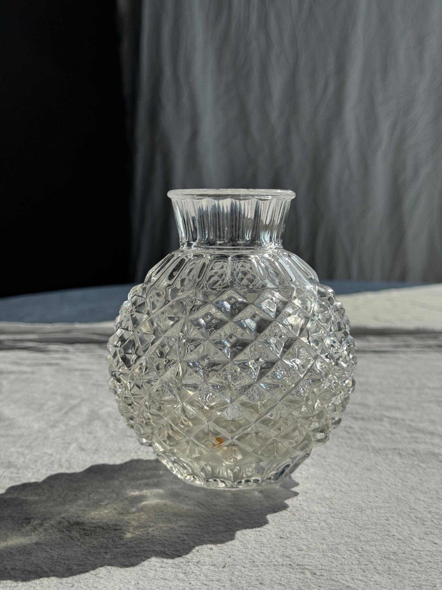 Petit vase boule en verre pointes de diamant H15
