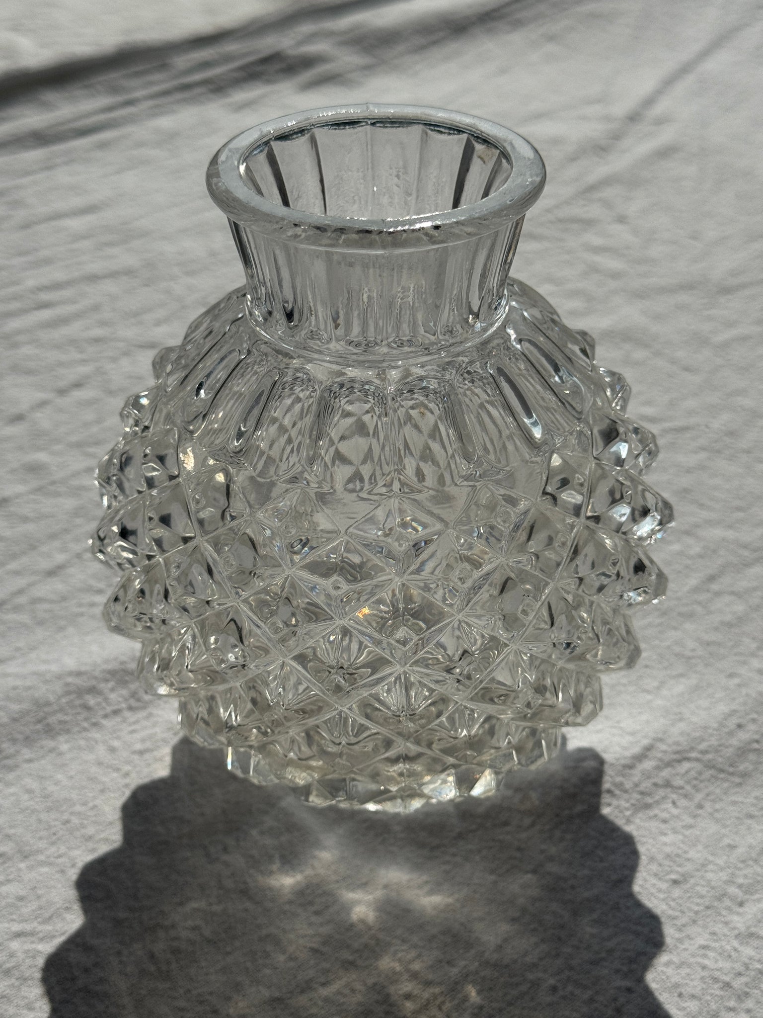 Petit vase boule en verre pointes de diamant H15