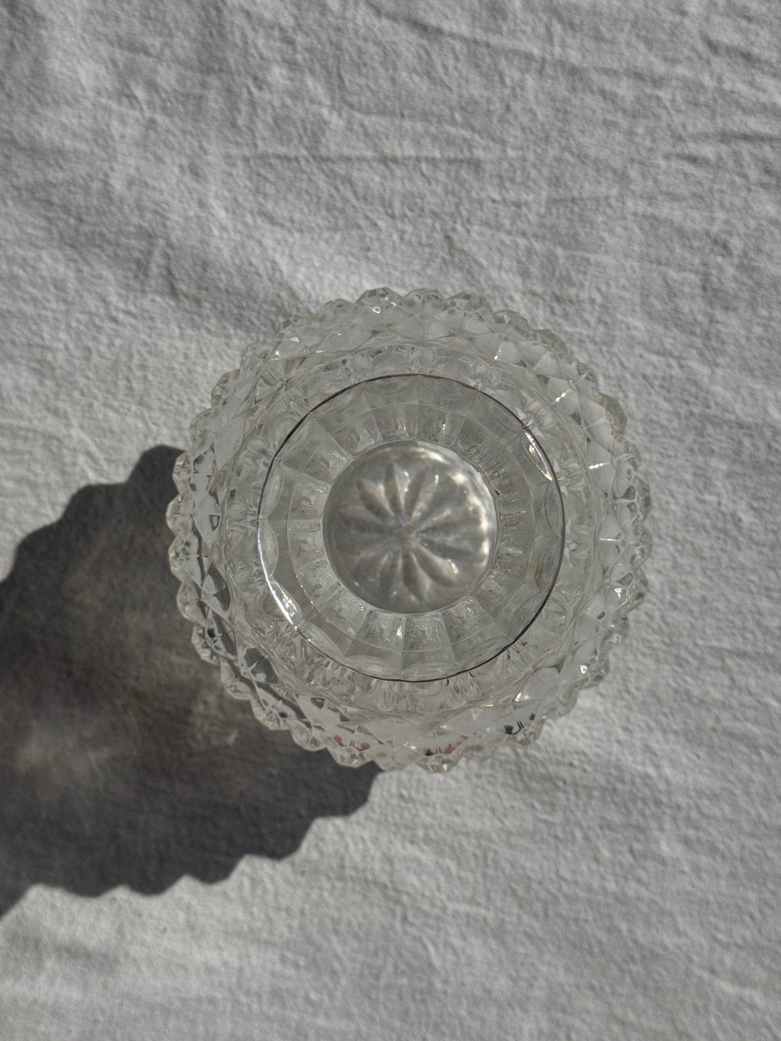 Petit vase boule en verre pointes de diamant H15