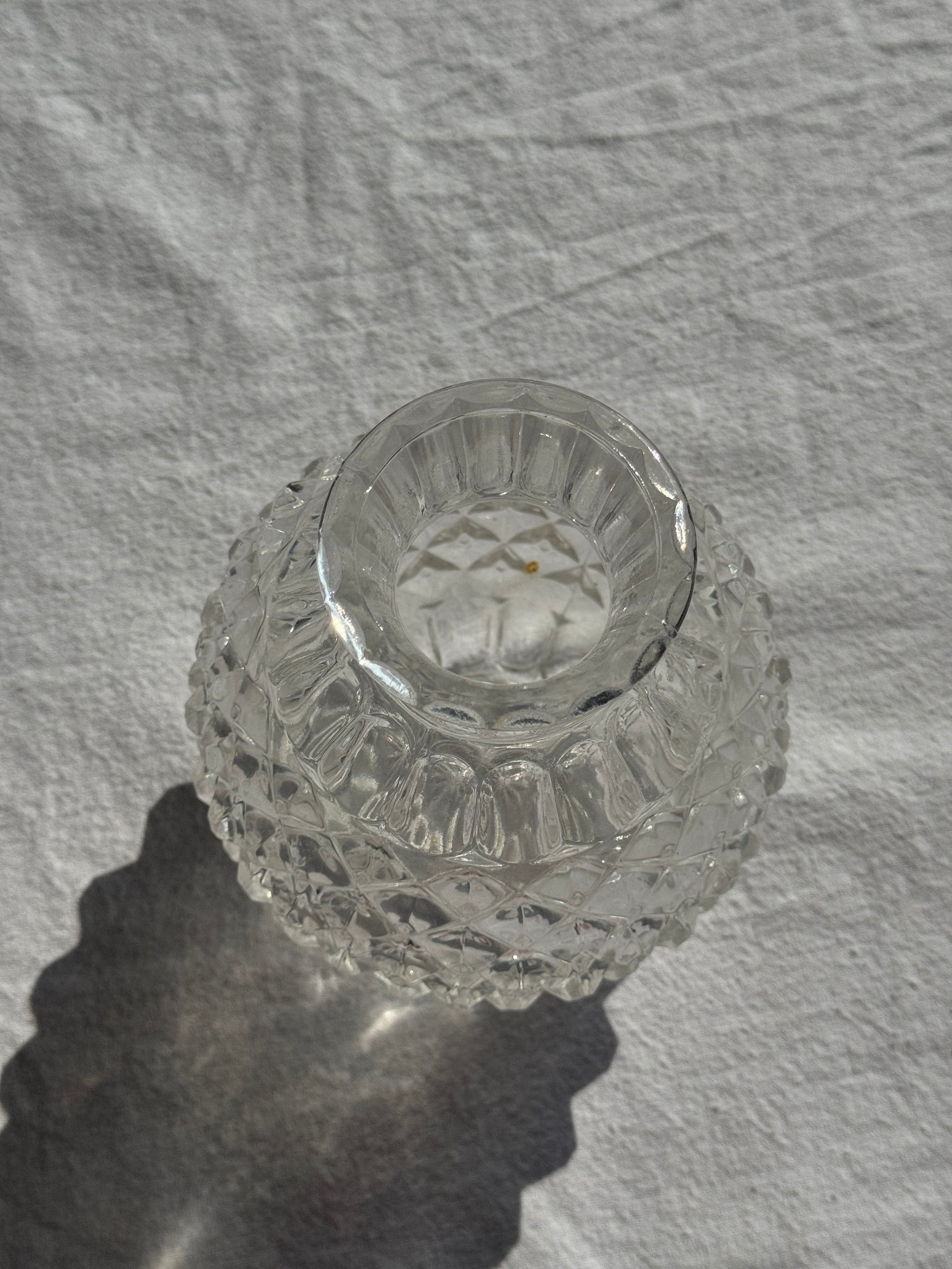 Petit vase boule en verre pointes de diamant H15