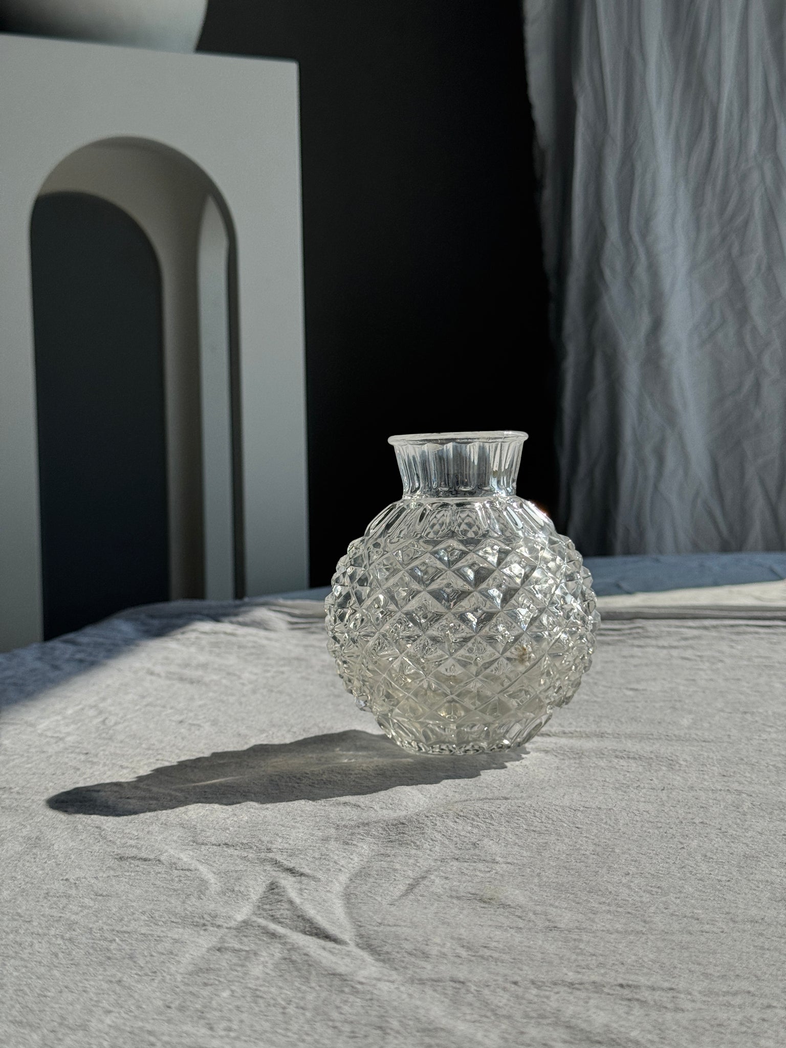 Petit vase boule en verre pointes de diamant H15