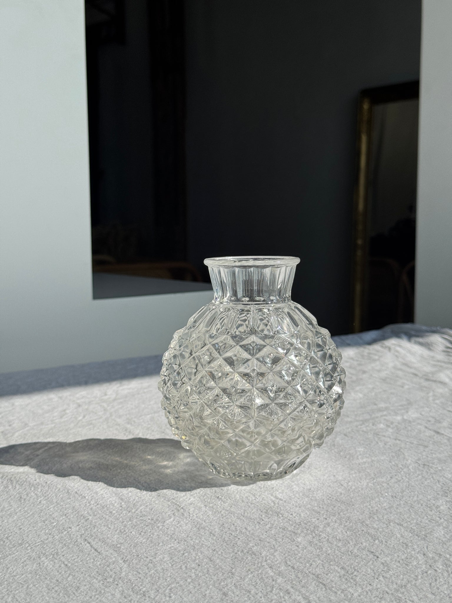 Petit vase boule en verre pointes de diamant H15