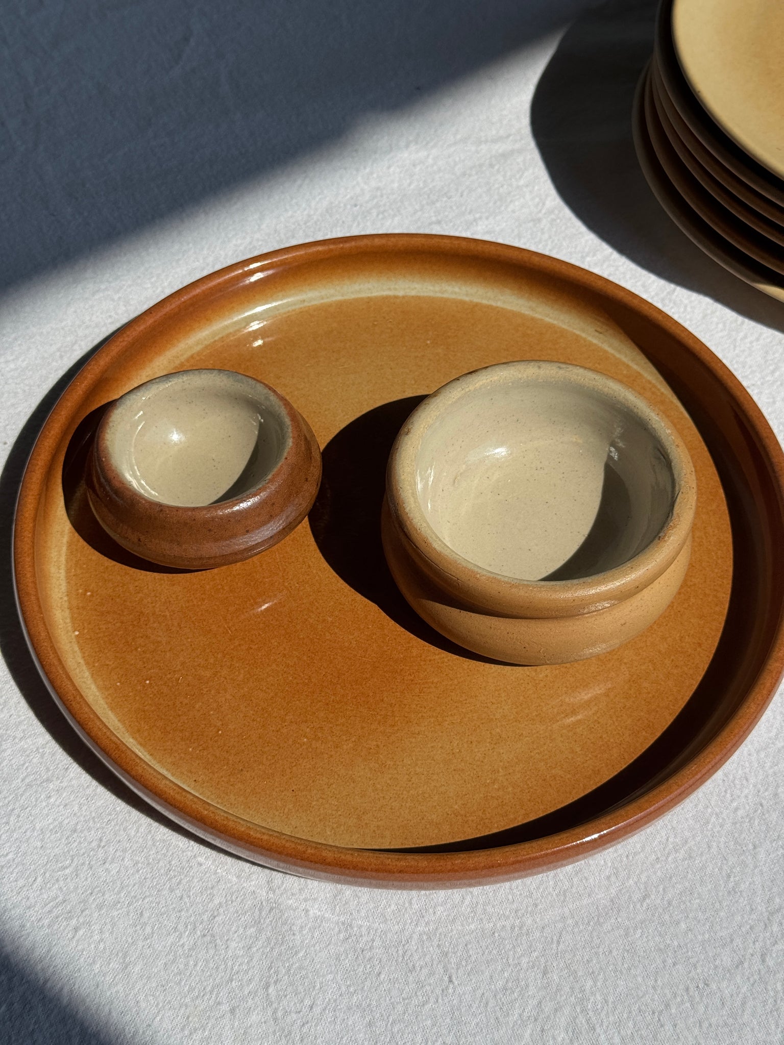 Un plat ou une assiette en grès D23,5
