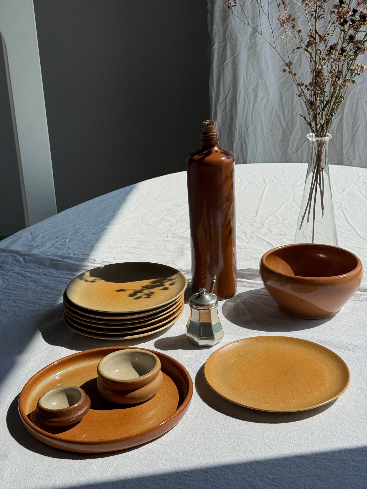 Un plat ou une assiette en grès D23,5