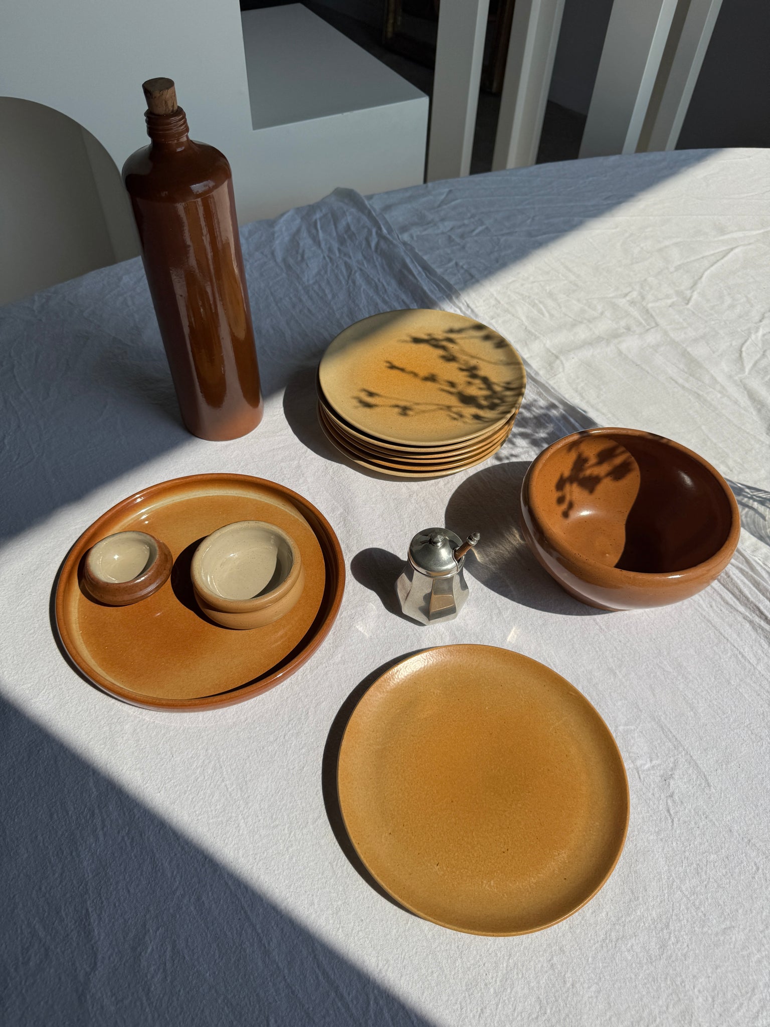 Un plat ou une assiette en grès D23,5