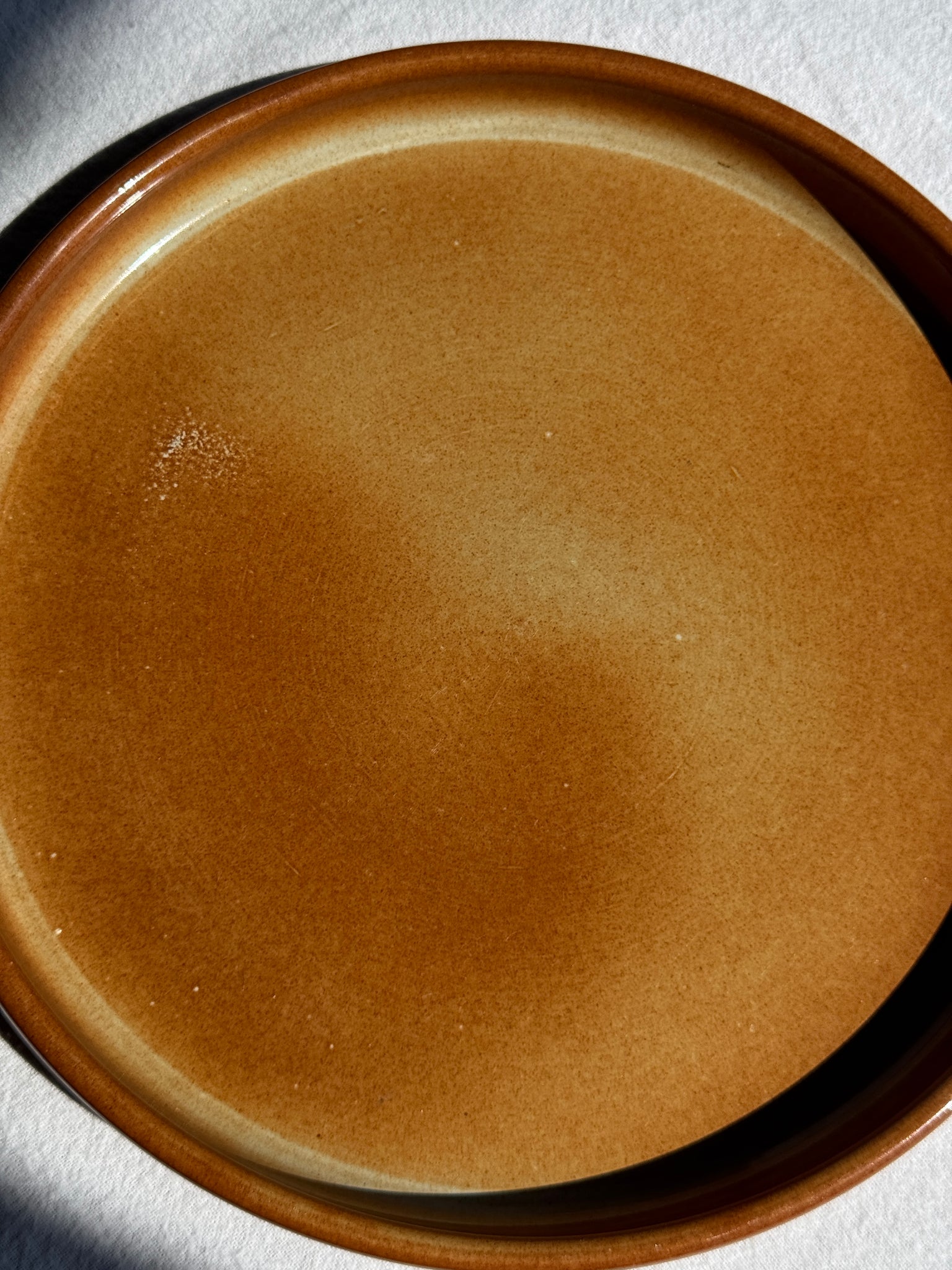 Un plat ou une assiette en grès D23,5