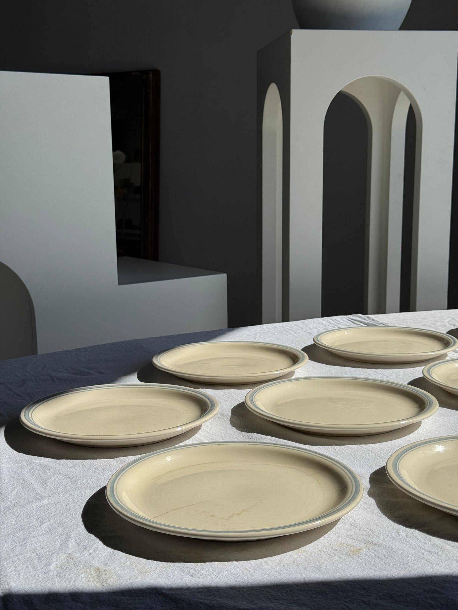 Lot de 8 assiettes plates blanches liseré bleu vintage D23,5