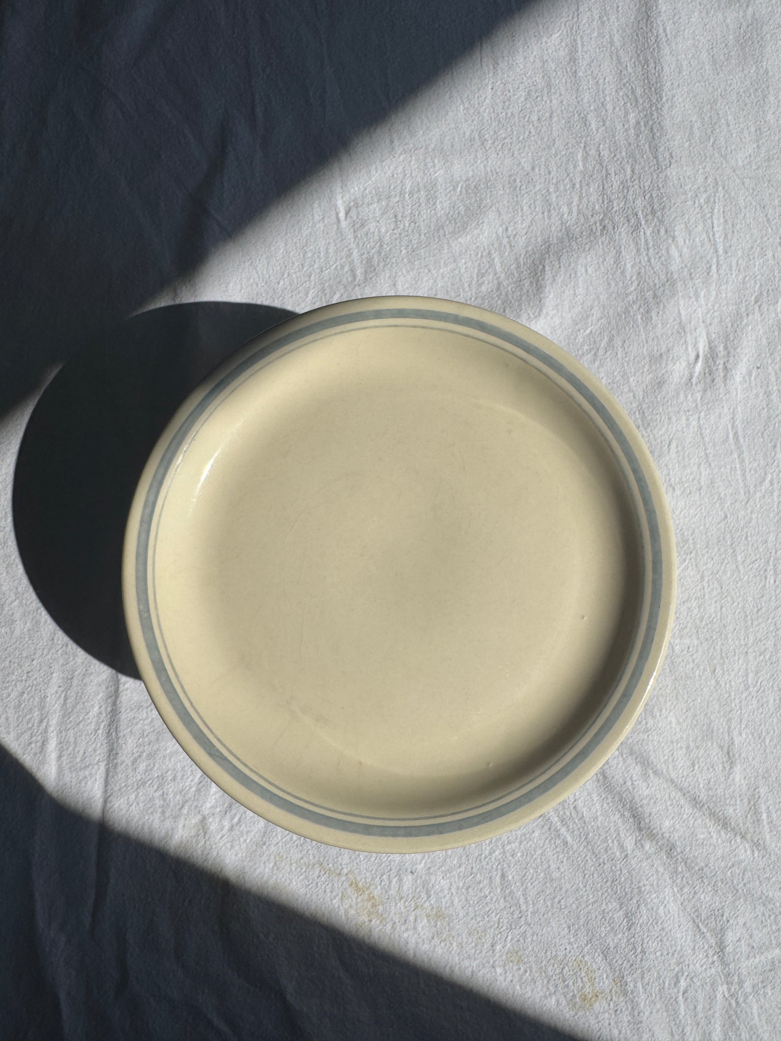 Lot de 8 assiettes plates blanches liseré bleu vintage D23,5