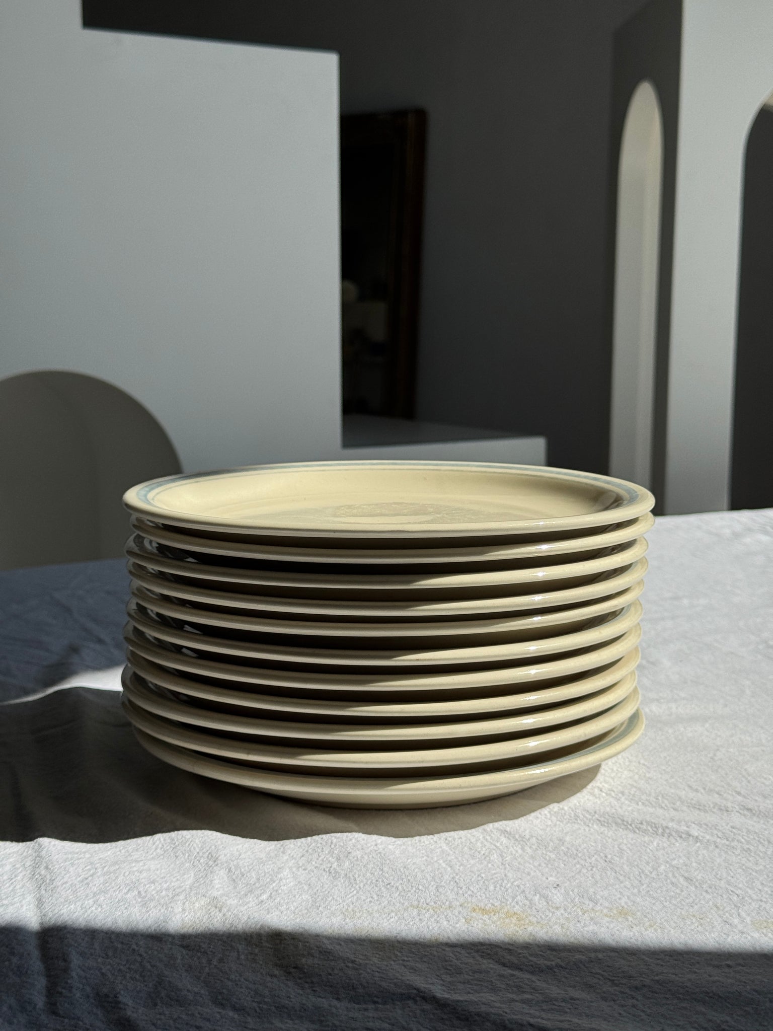 Lot de 8 assiettes plates blanches liseré bleu vintage D23,5