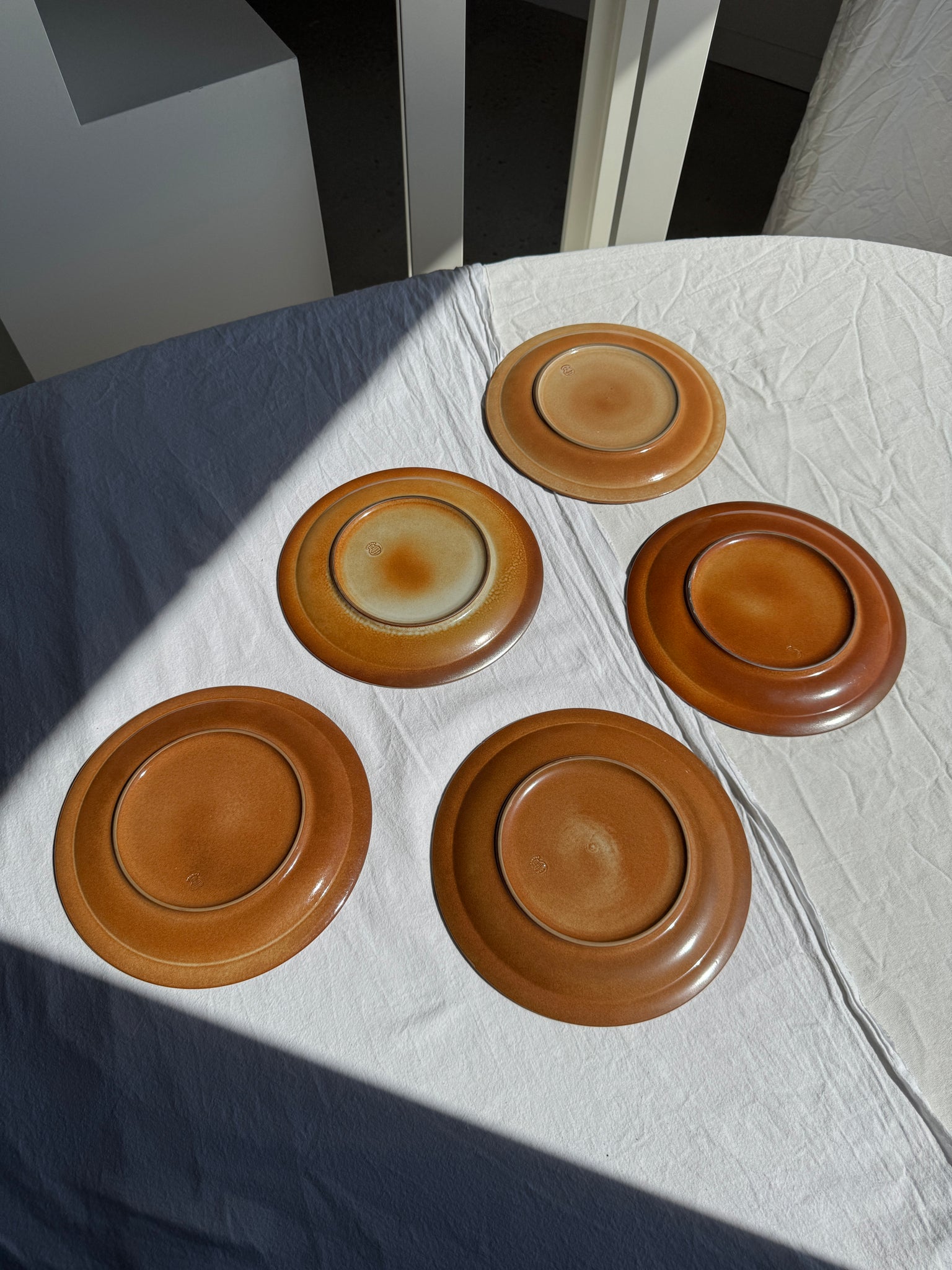 Lot de 5 assiettes à plat principal en grès marron bordure Marque France Petit pot D25,5