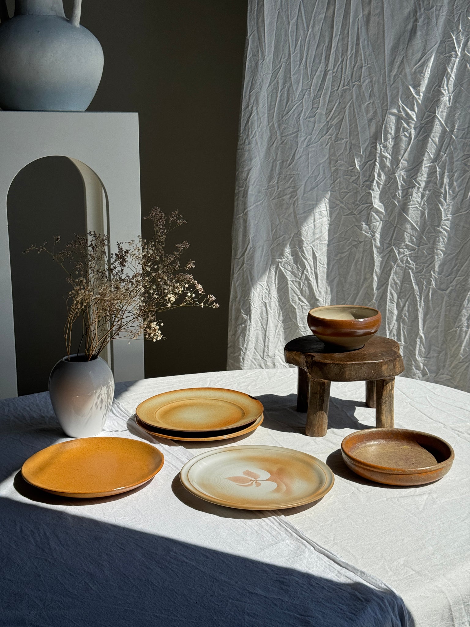 Réunion de 4 assiettes en grès vintage dont 2 avec des motifs de fleurs stylisées