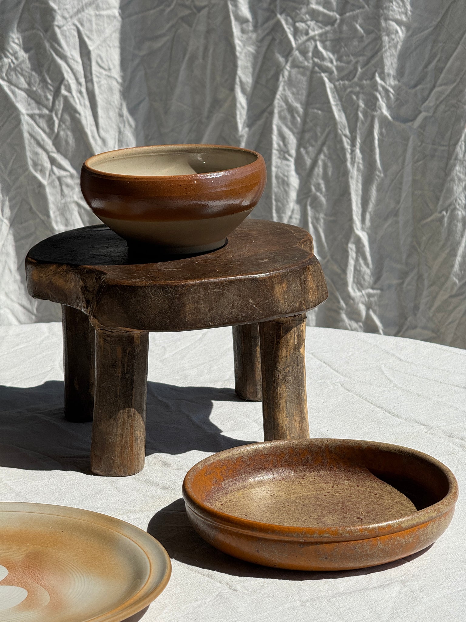 Un petit plat creux en grès circulaire vintage D19