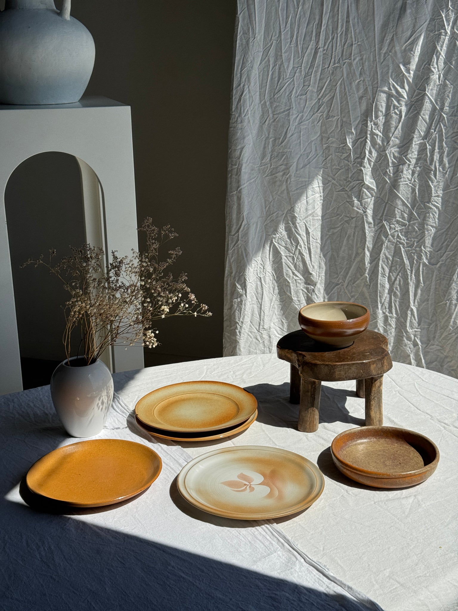 Réunion de 4 assiettes en grès vintage dont 2 avec des motifs de fleurs stylisées