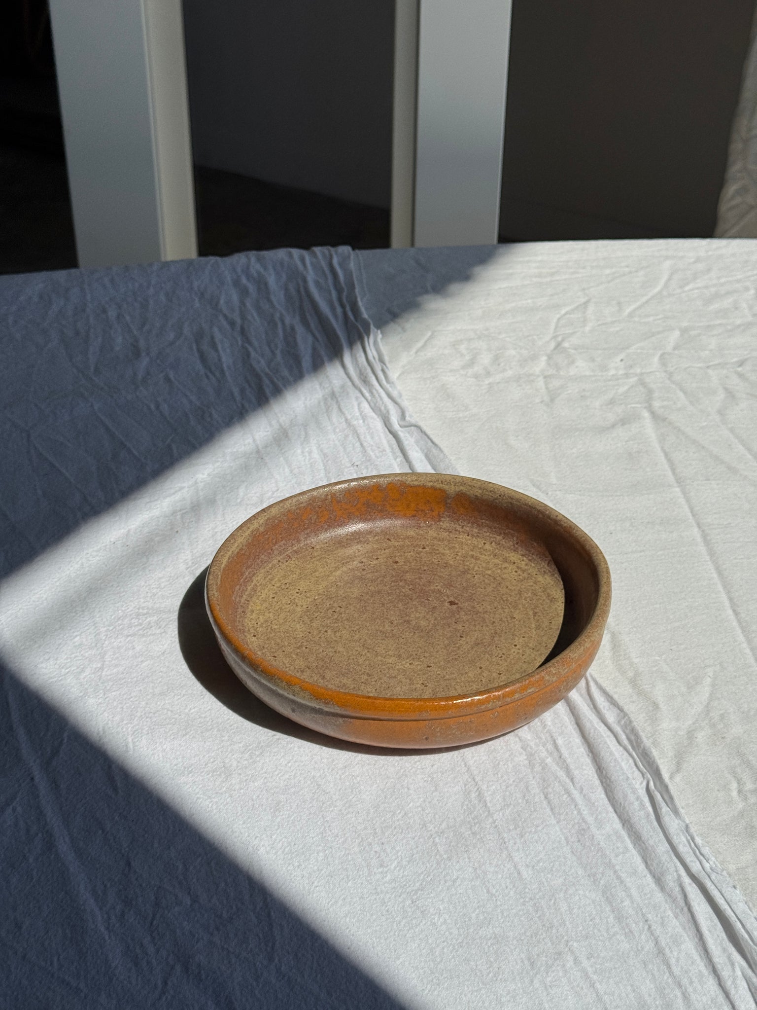 Un petit plat creux en grès circulaire vintage D19