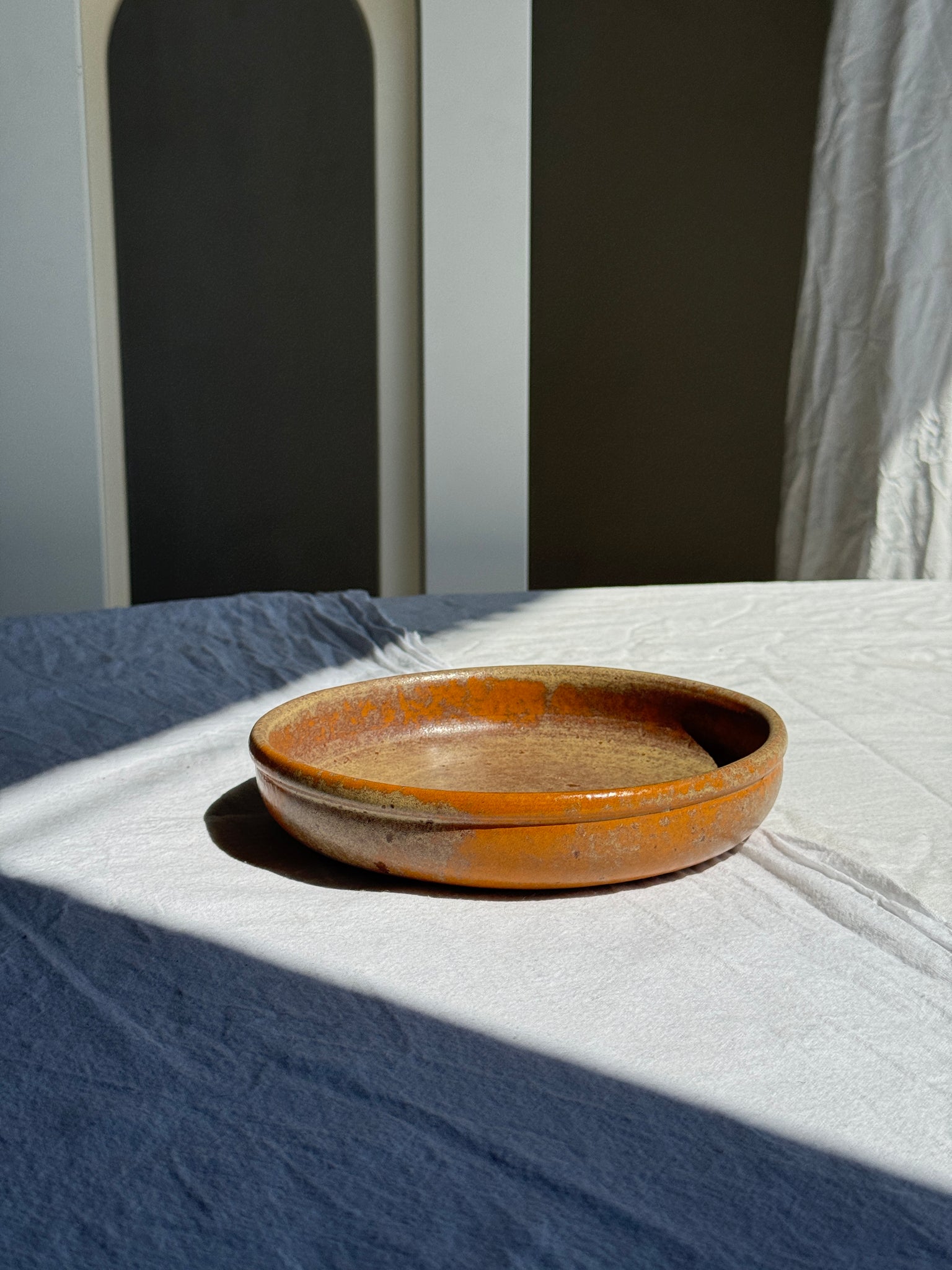 Un petit plat creux en grès circulaire vintage D19