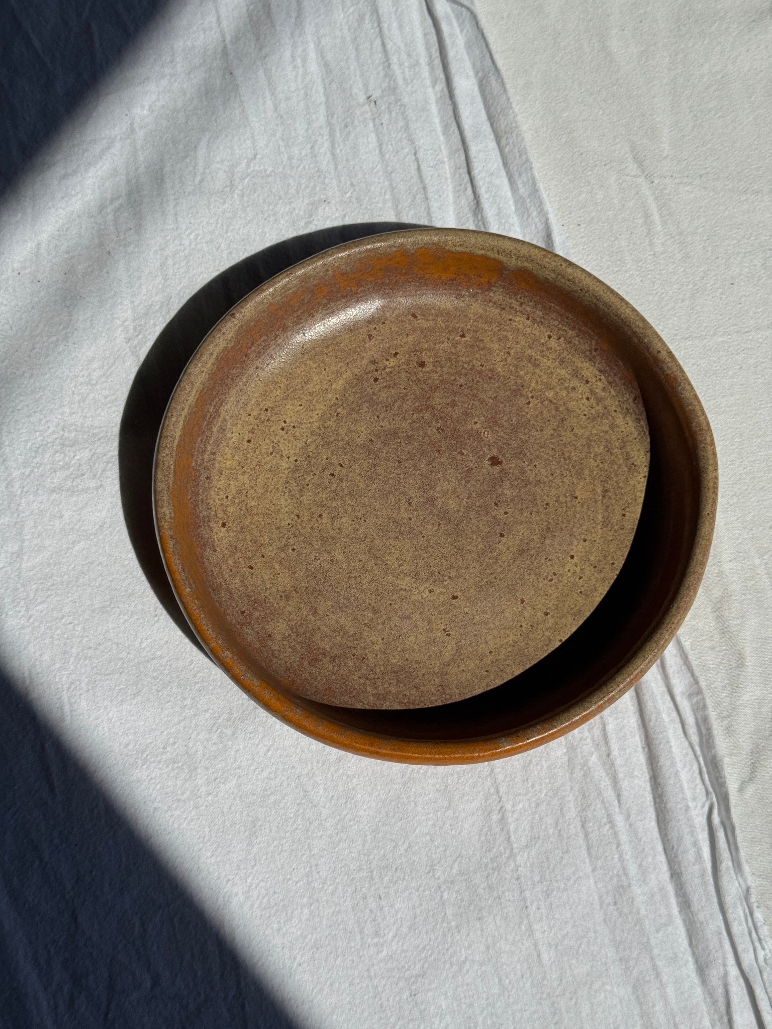 Un petit plat creux en grès circulaire vintage D19