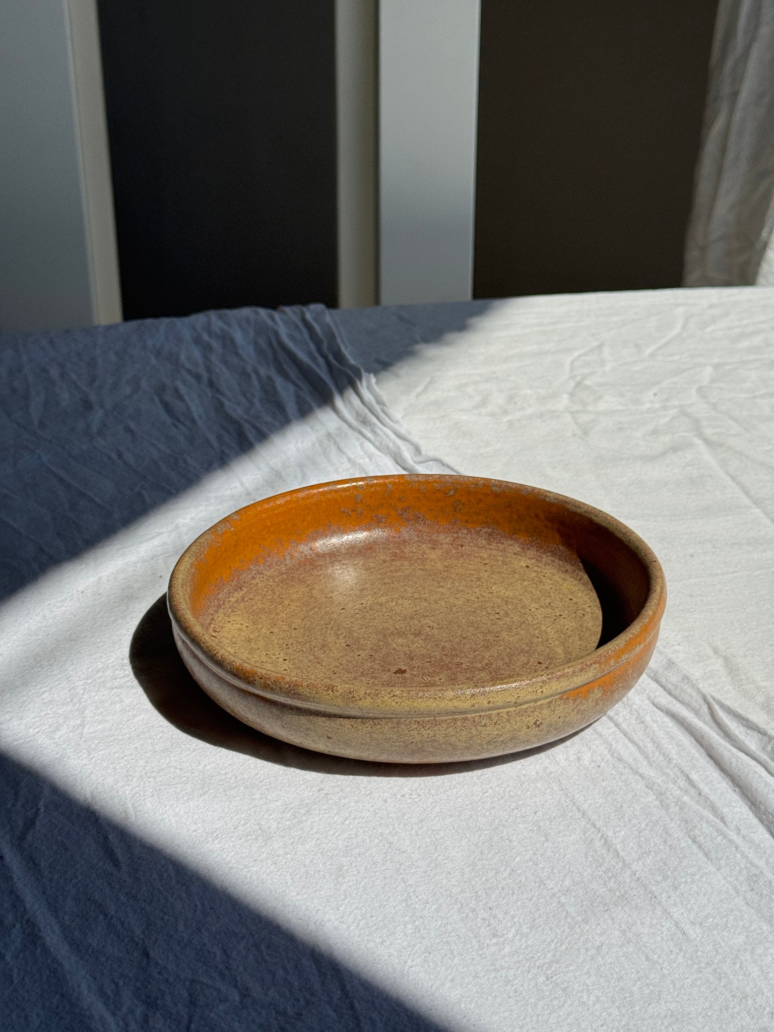Un petit plat creux en grès circulaire vintage D19