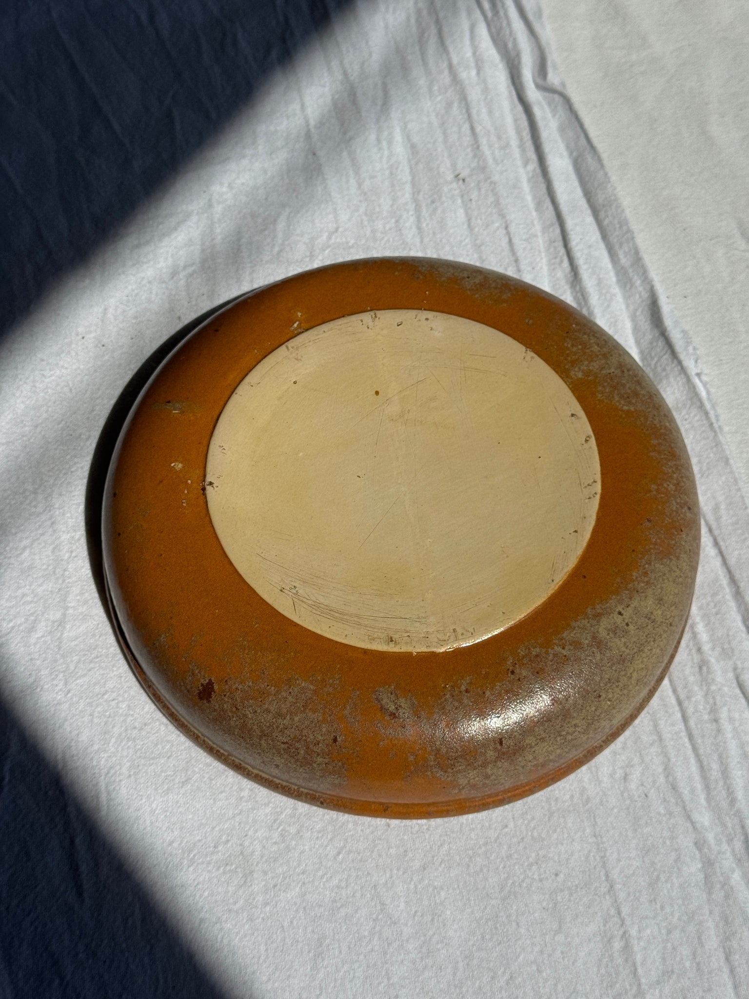 Un petit plat creux en grès circulaire vintage D19