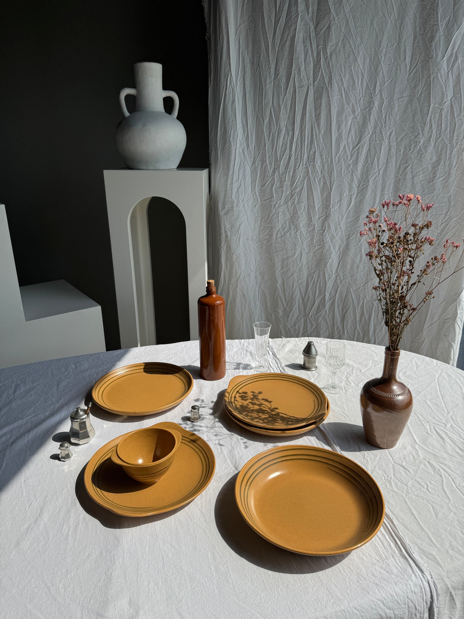 Grand plat circulaire Sarreguemines liseré brun 2 petites anses D28 (1)