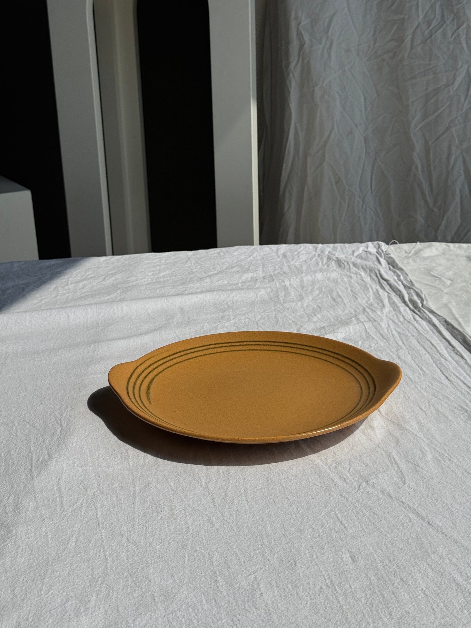 Grand plat circulaire Sarreguemines liseré brun 2 petites anses D28 (1)