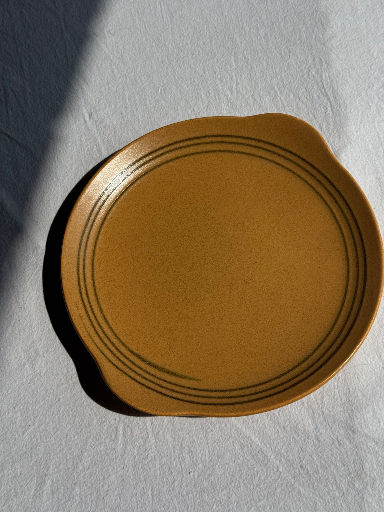 Grand plat circulaire Sarreguemines liseré brun 2 petites anses D28 (1)