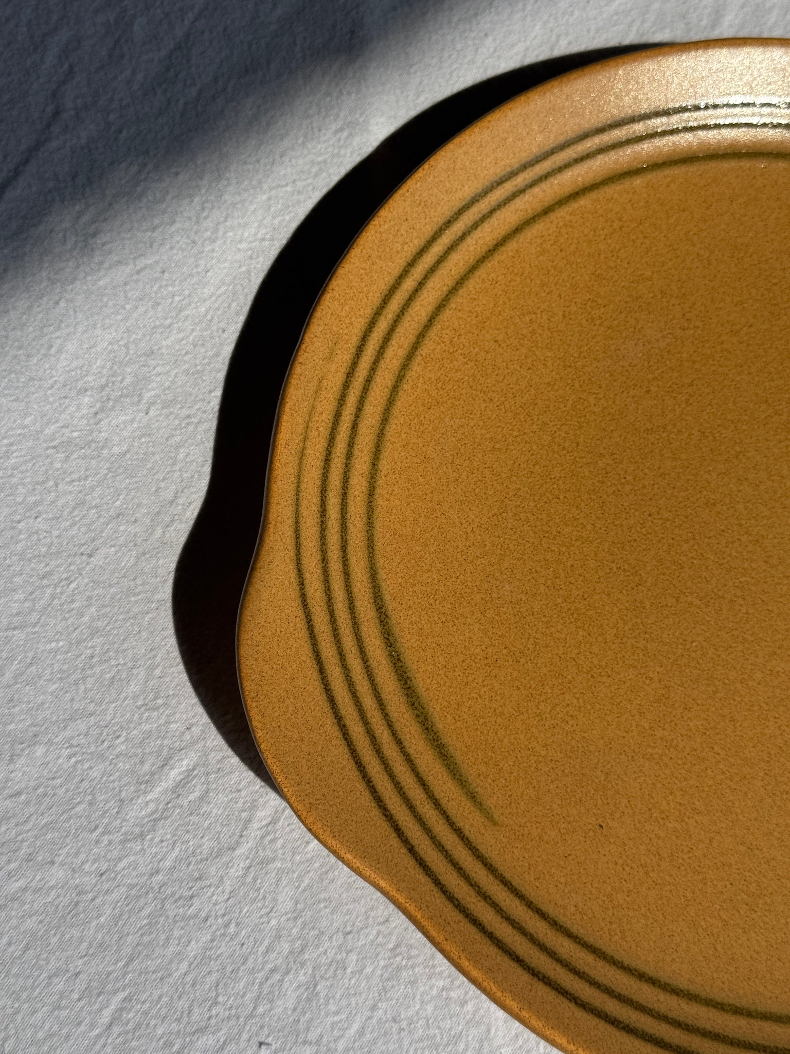 Grand plat circulaire Sarreguemines liseré brun 2 petites anses D28 (1)