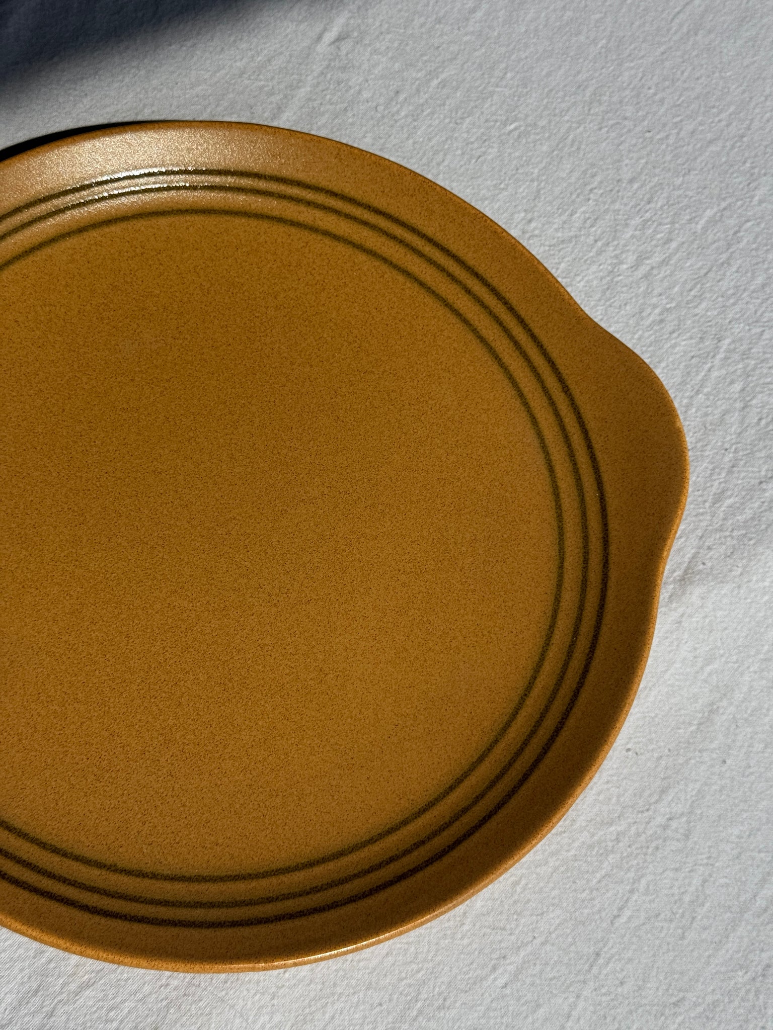 Grand plat circulaire Sarreguemines liseré brun 2 petites anses D28 (1)