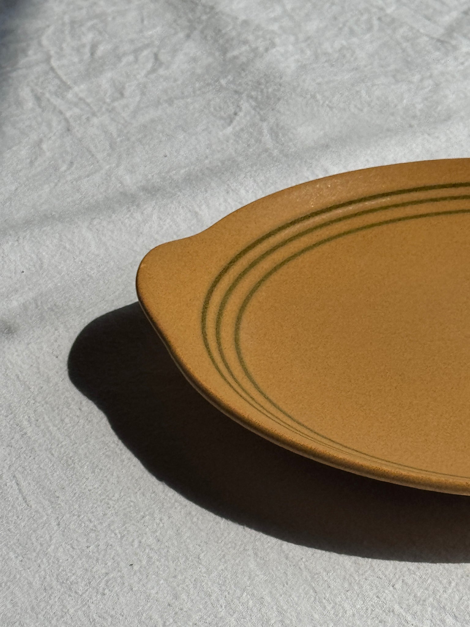 Grand plat circulaire Sarreguemines liseré brun 2 petites anses D28 (1)