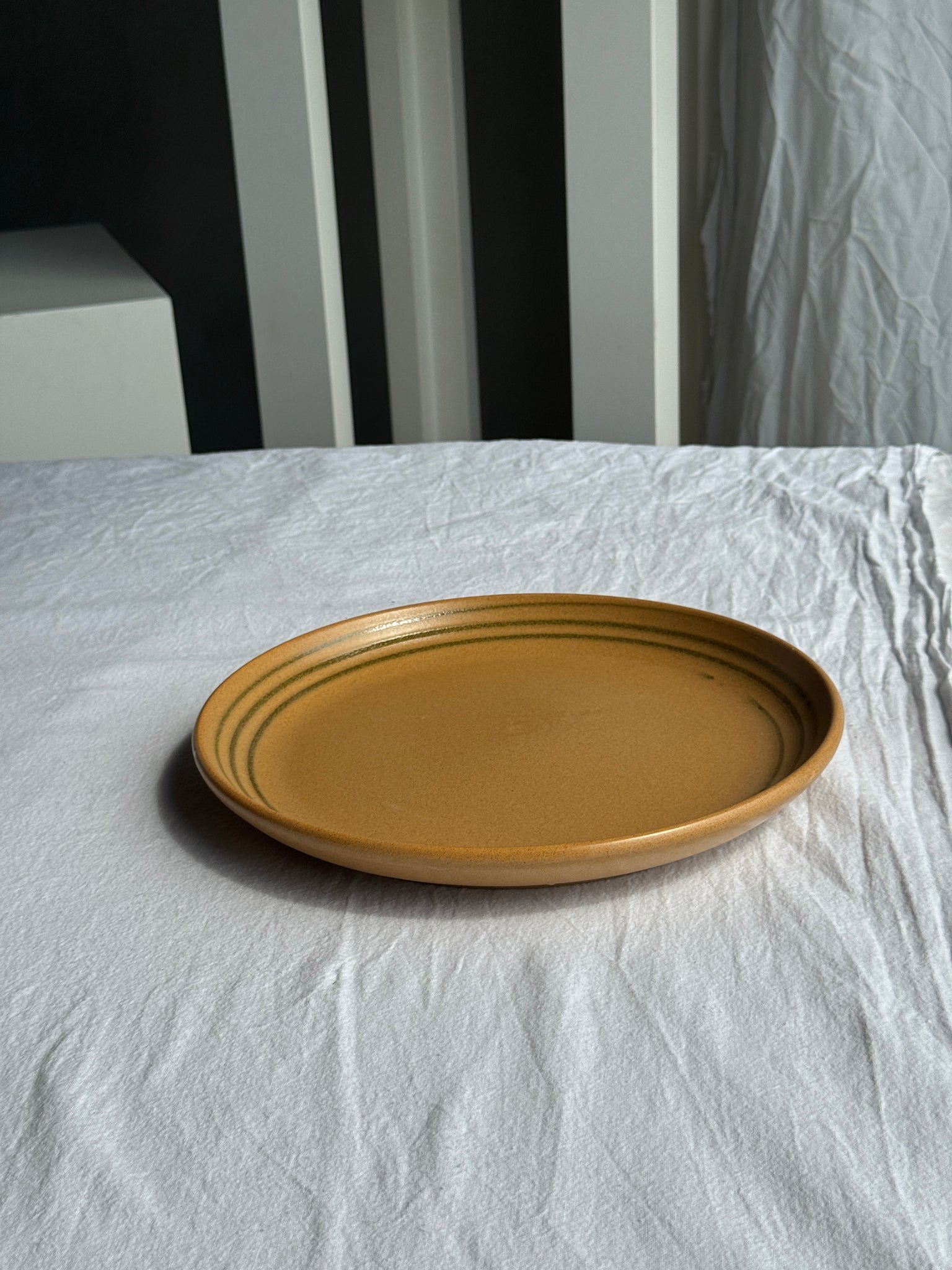 Grand plat circulaire Sarreguemines liseré brun 2 petites anses D28 (2)