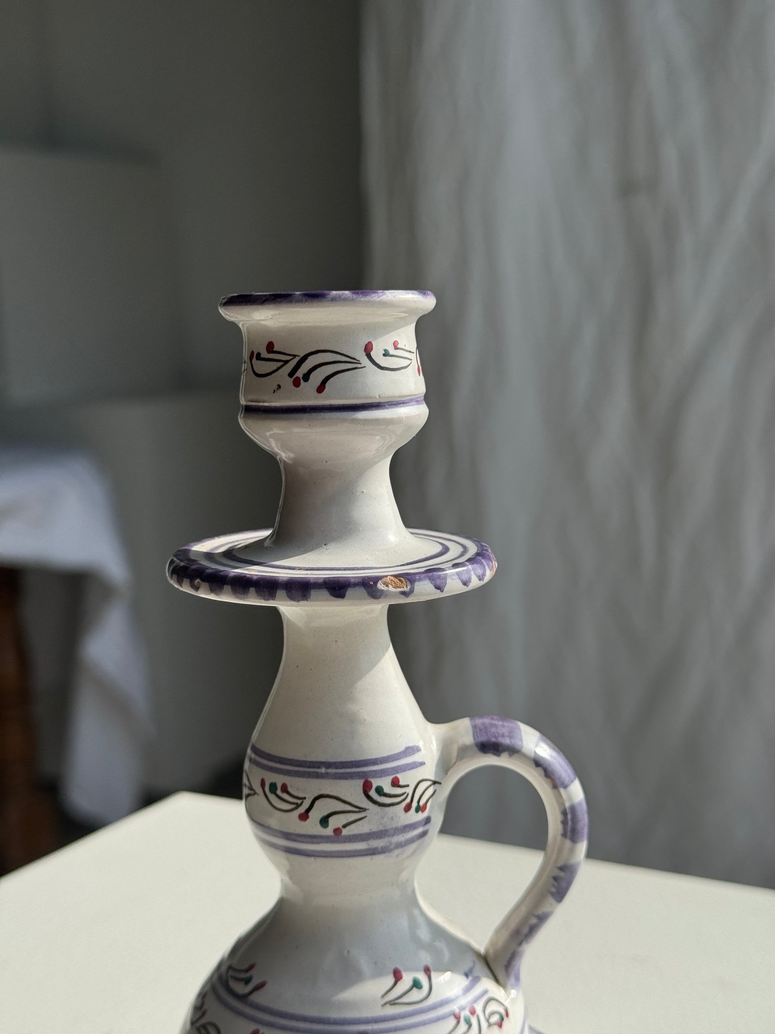 Bougeoir à main en faïence violet Moustiers H16