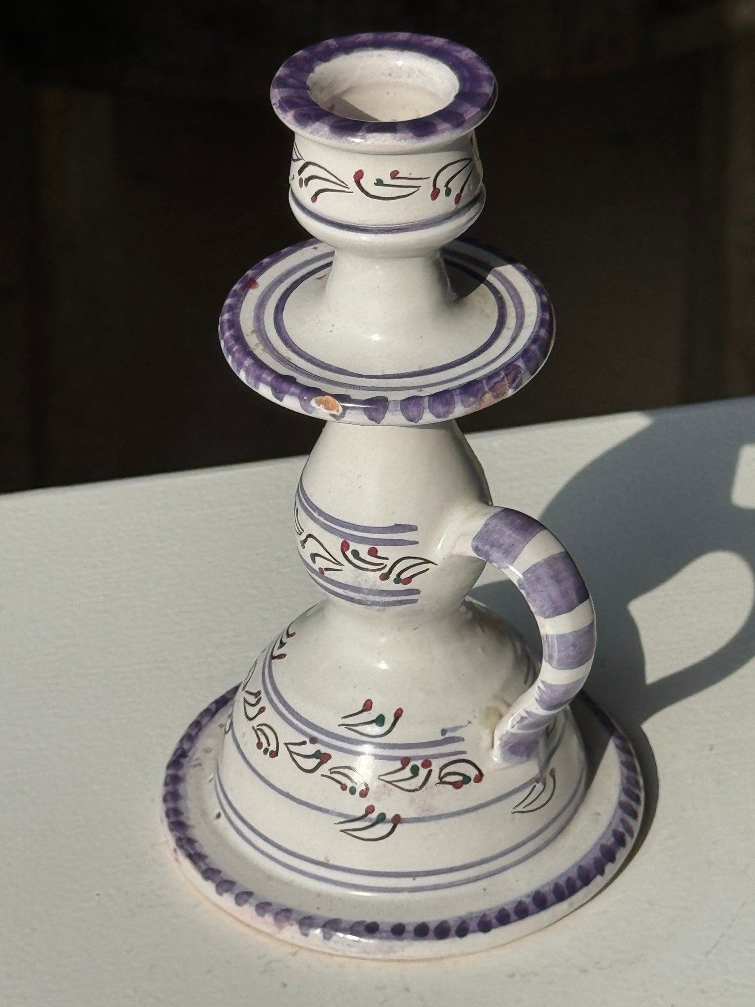 Bougeoir à main en faïence violet Moustiers H16