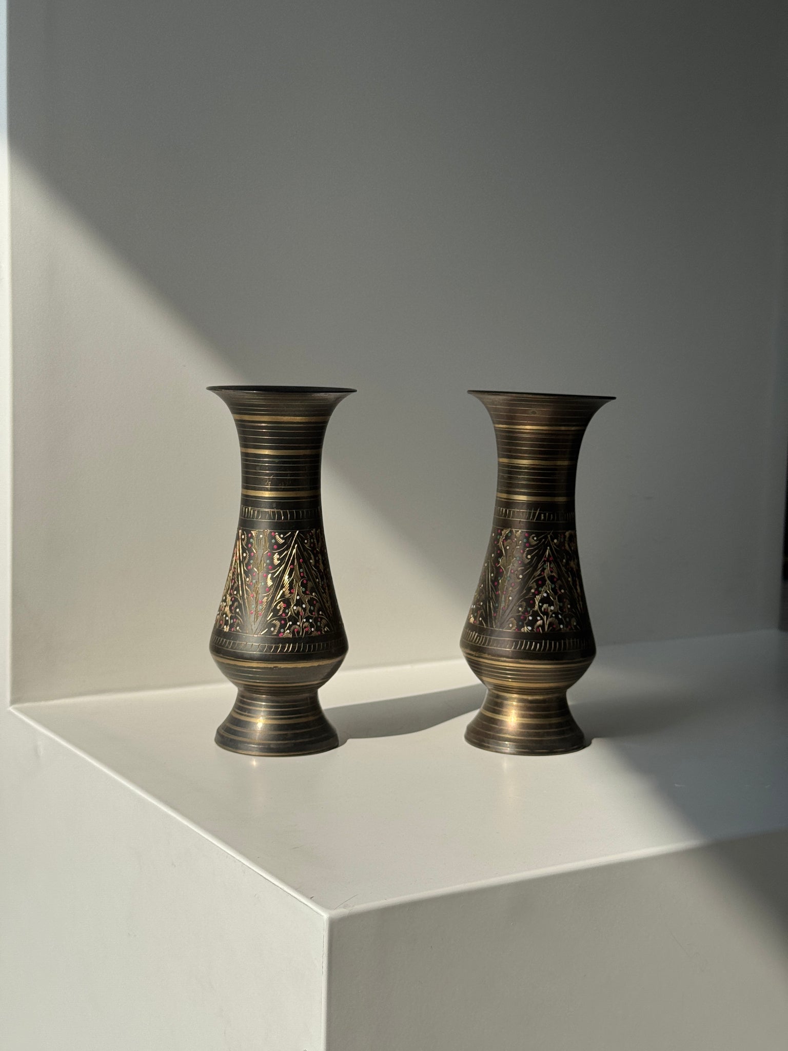 Paire de deux petits vases en métal ciselés H15,5 D6,5